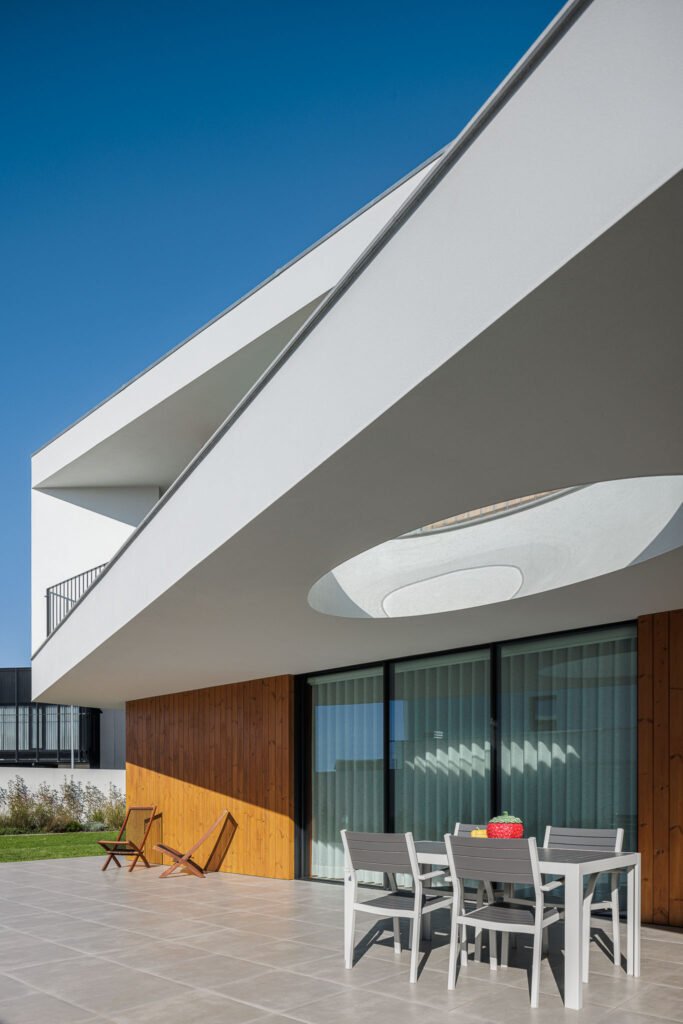 Casa RP em Santa Maria da Feira com Arquitectura Lopes da Costa