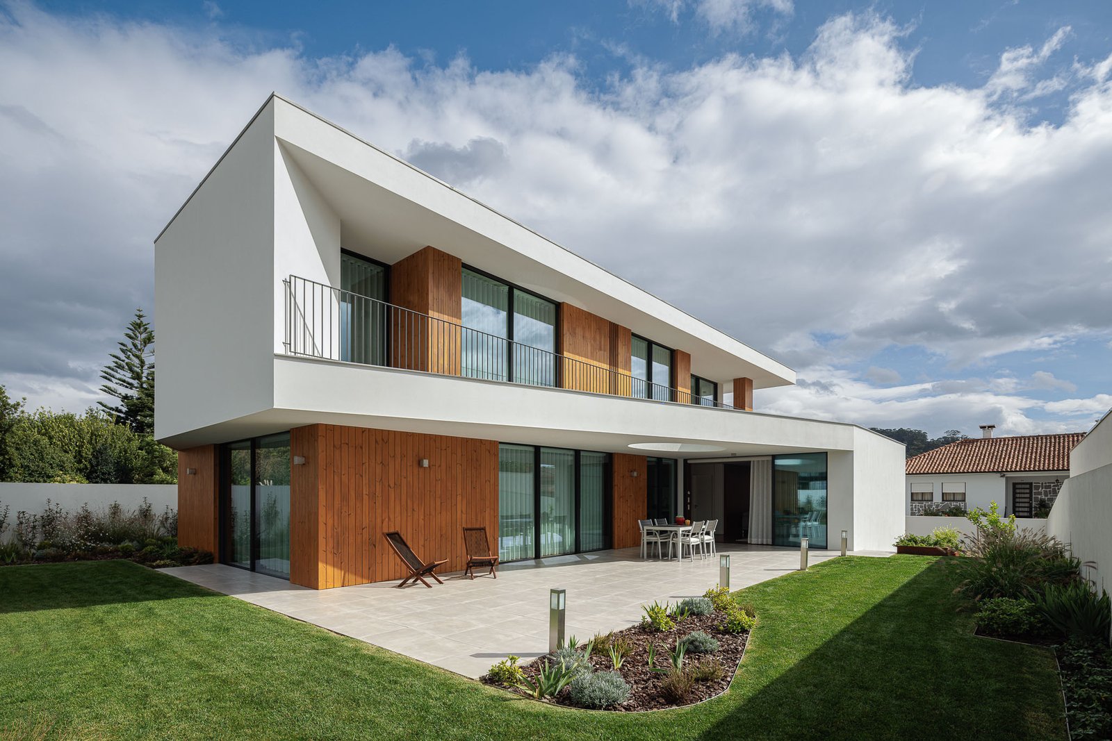 Casa RP em Santa Maria da Feira com Arquitectura Lopes da Costa