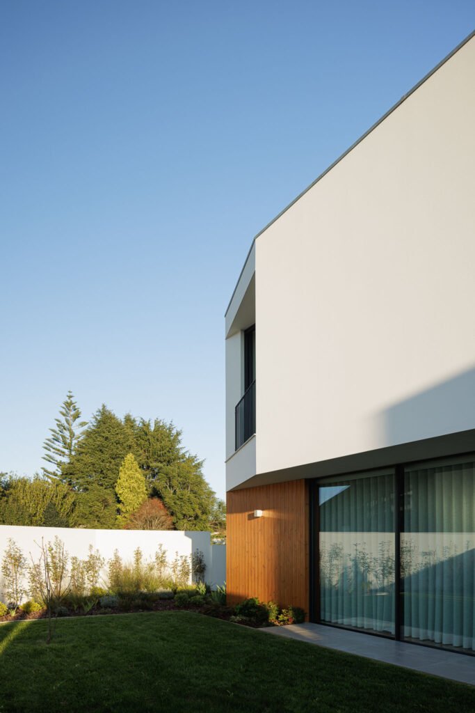 Casa RP em Santa Maria da Feira com Arquitectura Lopes da Costa