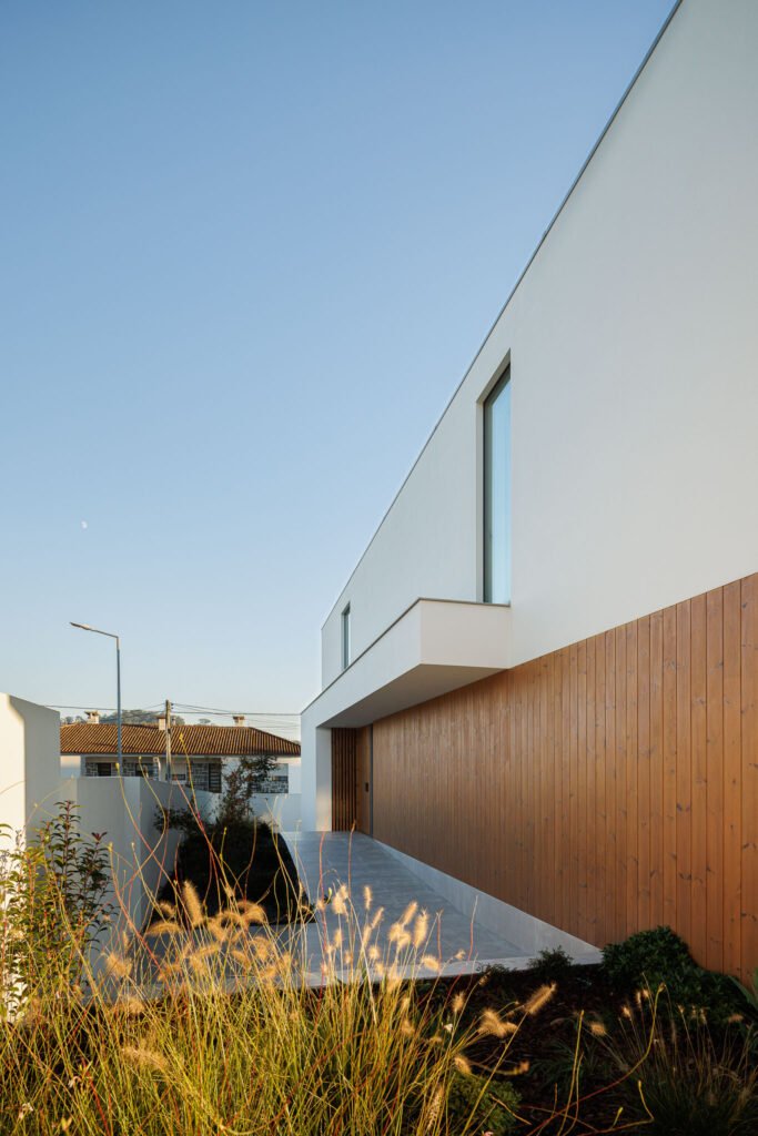 Casa RP em Santa Maria da Feira com Arquitectura Lopes da Costa