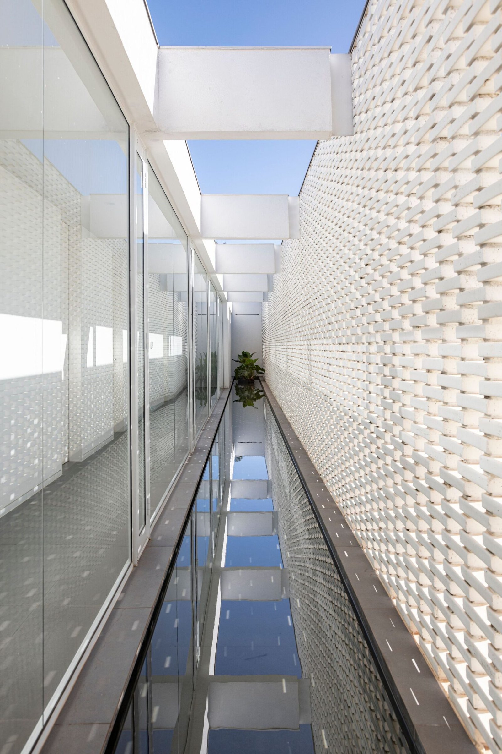 BLOCO Arquitetos – Casa de ladrillos blancos (Joana França) (2)