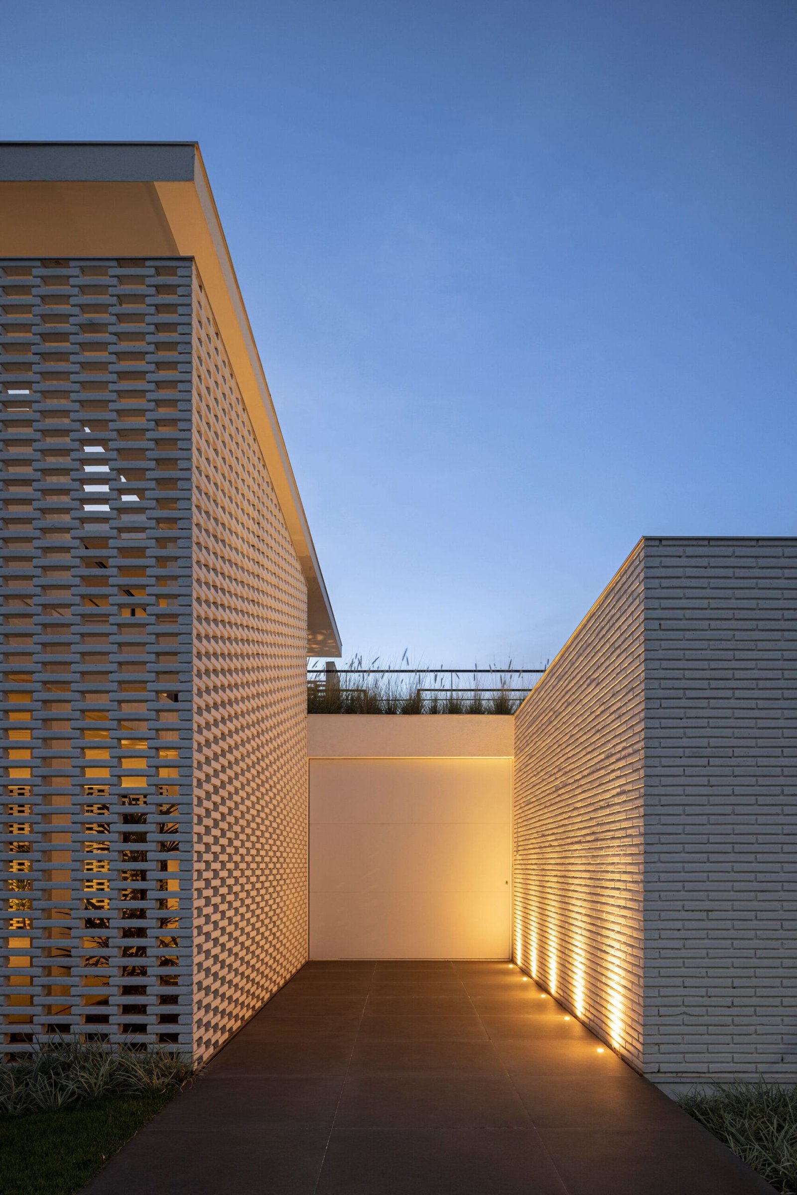 BLOCO Arquitetos – Casa de ladrillos blancos (Joana França) (20)