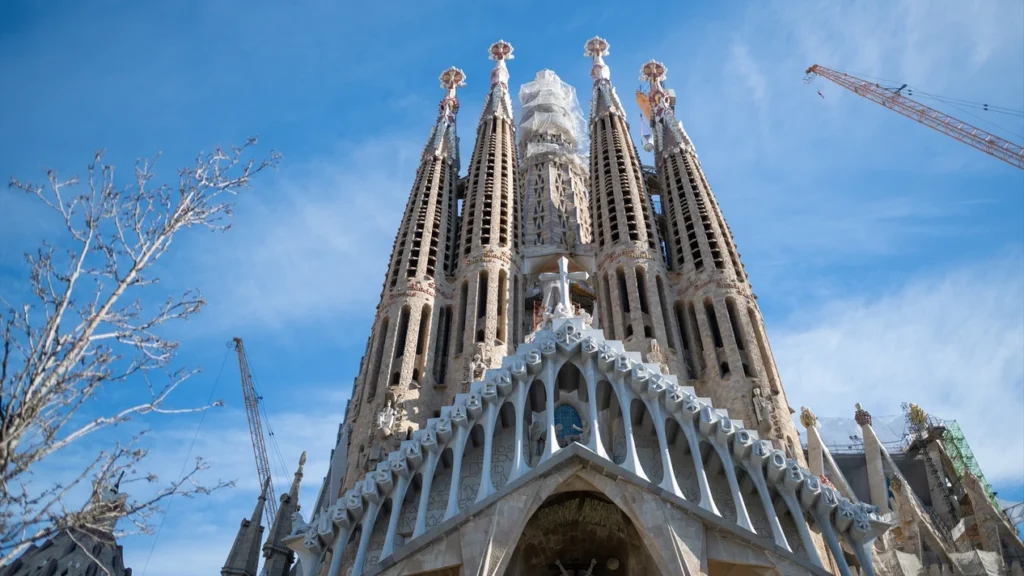 colocacion-brazo-superior-cruz-torre-jesucristo-20-febrero-2026-barcelona-cataluna-espana_167