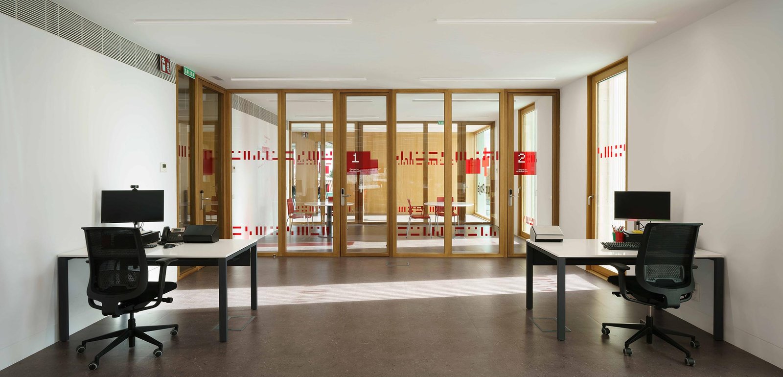 Israel_Alba_Estudio_Sede_Cruz_Roja_Jes&uacute;s_Granada_Mar&iacute;a_Arias_AeB (12)