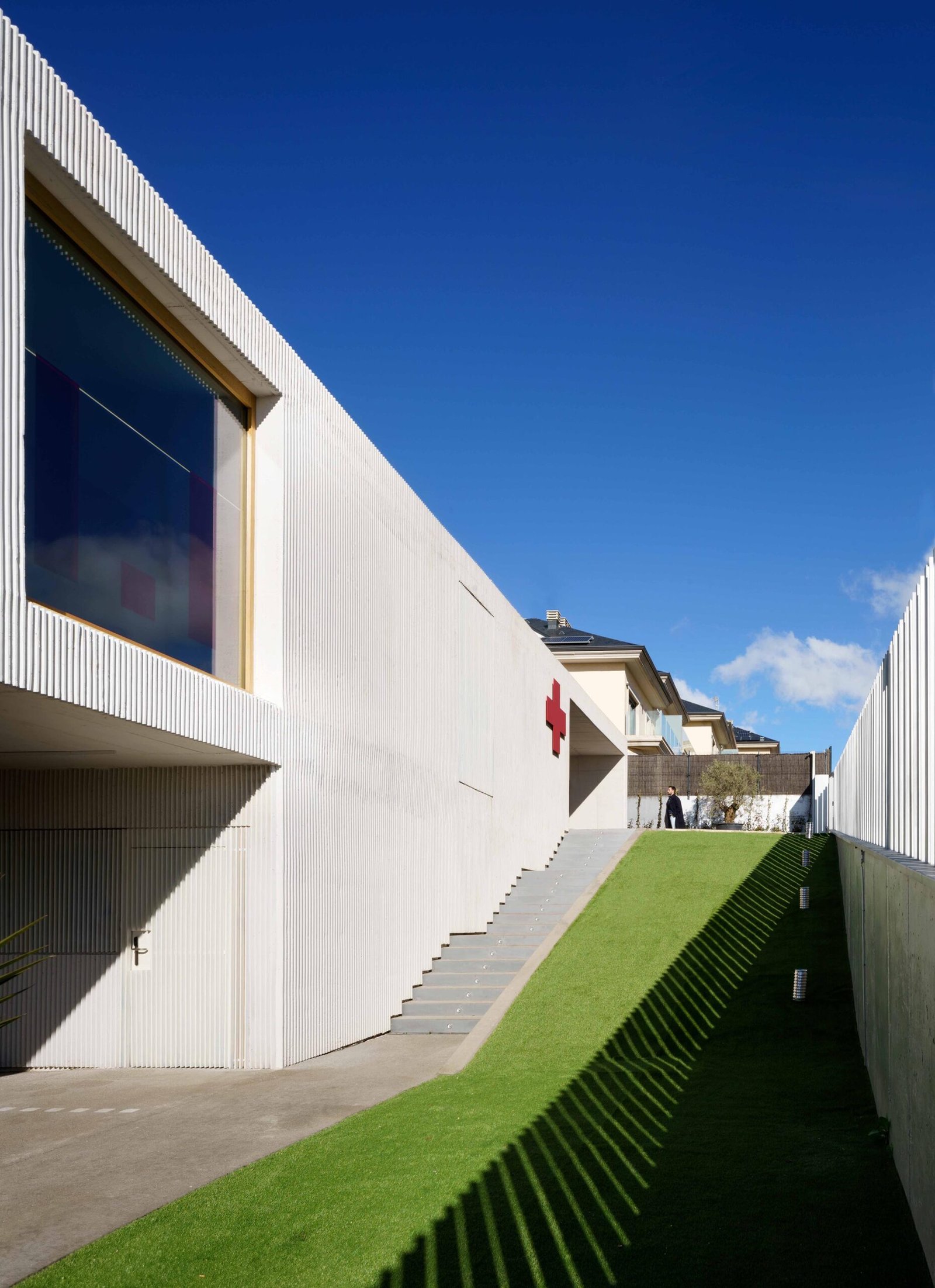 Israel_Alba_Estudio_Sede_Cruz_Roja_Jes&uacute;s_Granada_Mar&iacute;a_Arias_AeB (13)