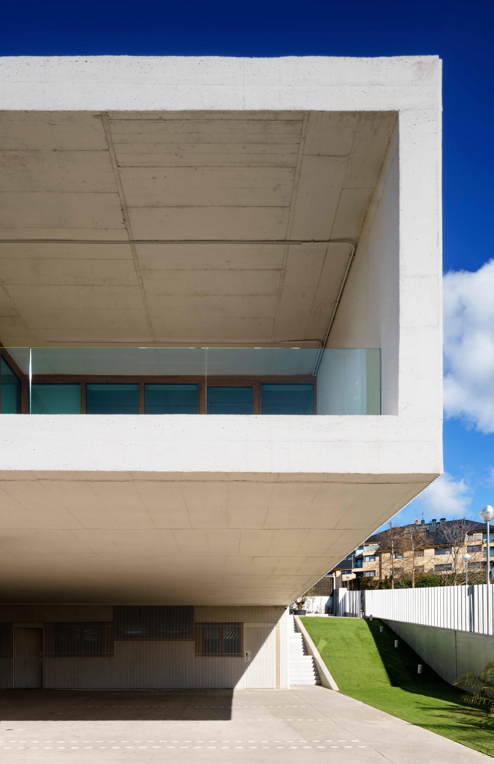 Israel_Alba_Estudio_Sede_Cruz_Roja_Jes&uacute;s_Granada_Mar&iacute;a_Arias_AeB (14)