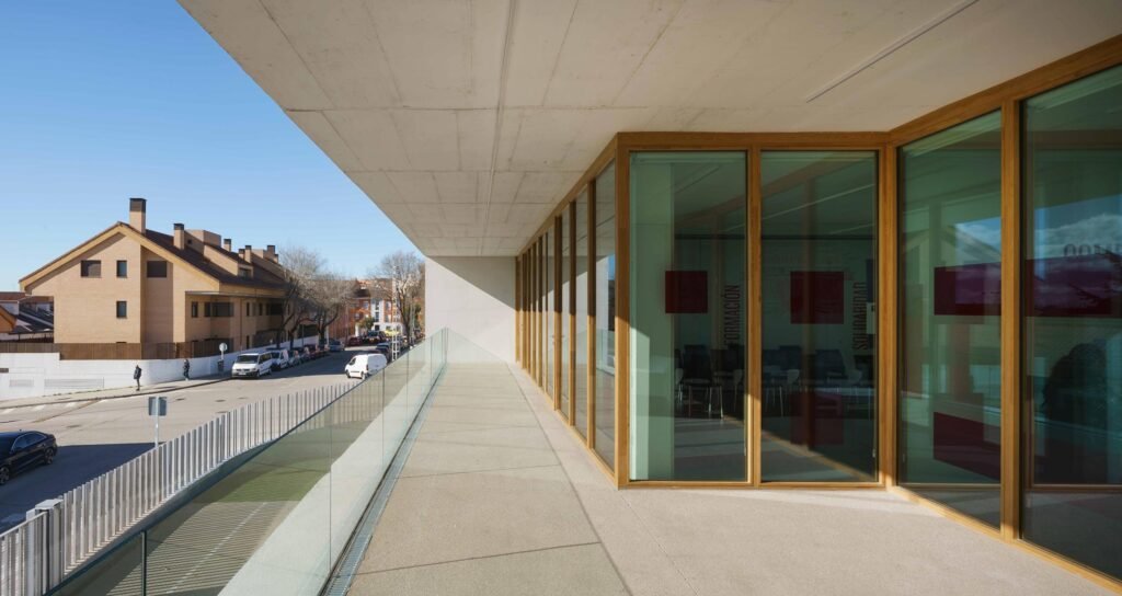 Israel_Alba_Estudio_Sede_Cruz_Roja_Jes&uacute;s_Granada_Mar&iacute;a_Arias_AeB (6)