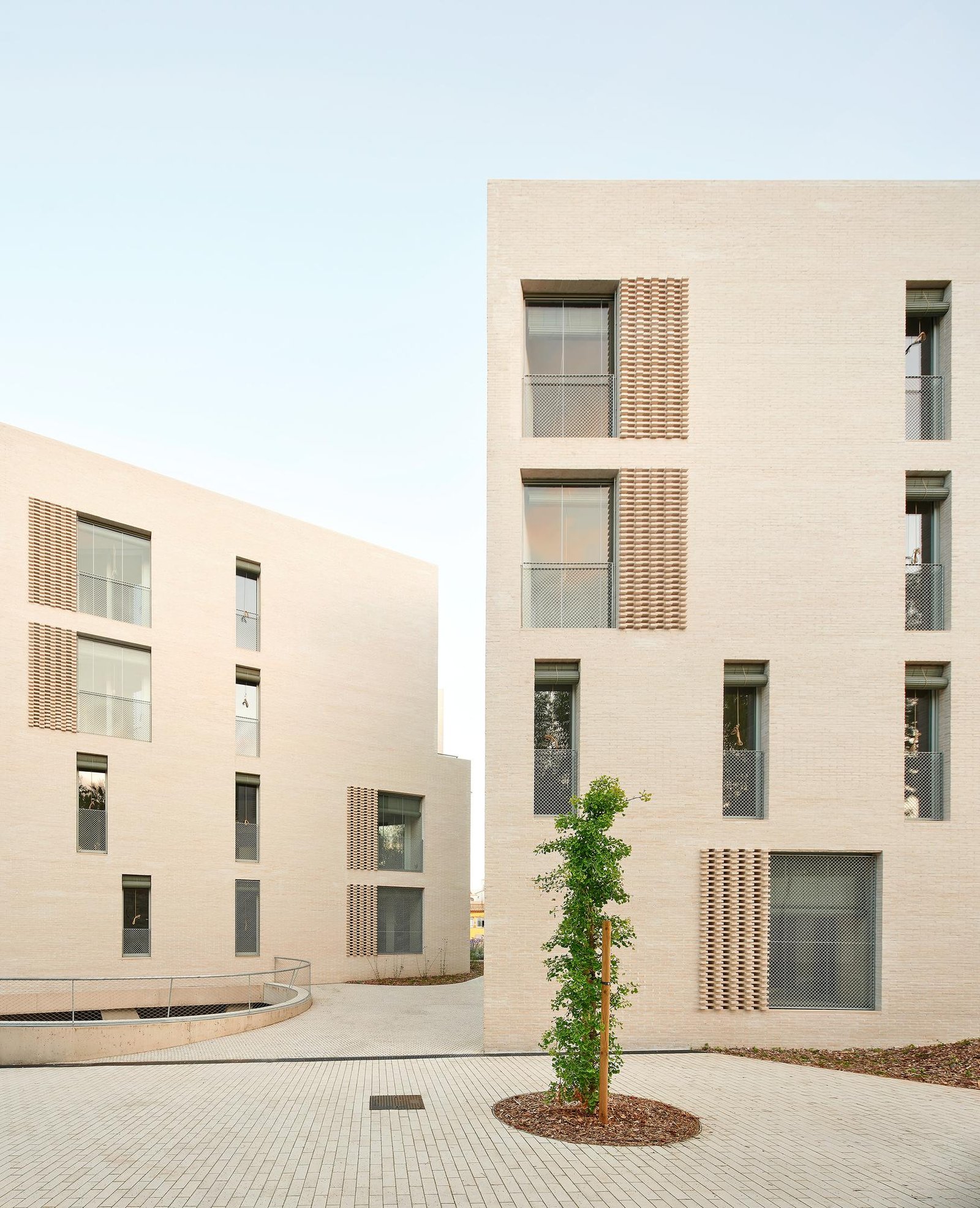 Peris + Toral – 40 Viviendas sociales en Masnou Air Passage (José Hevia) (2)