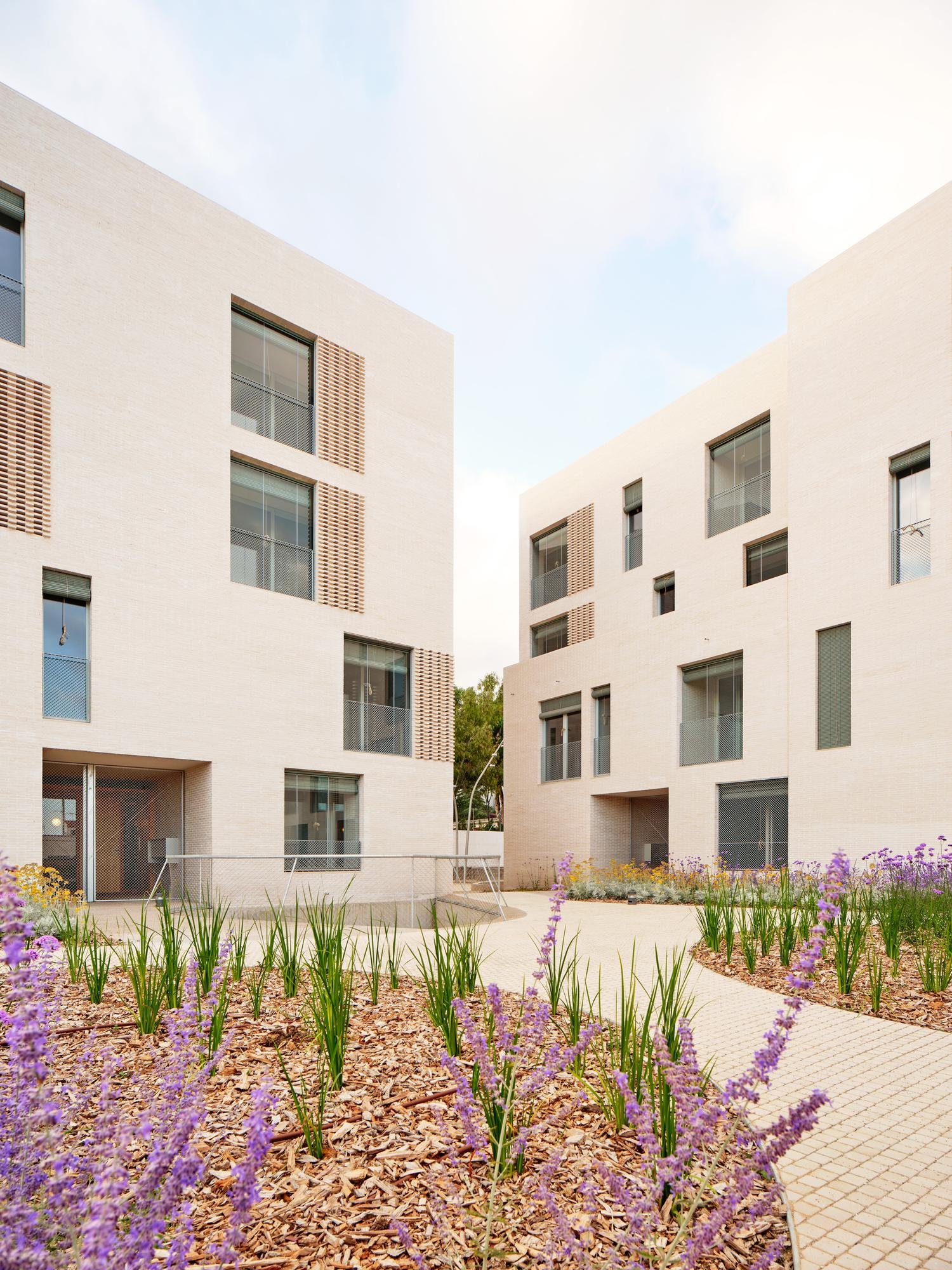 Peris + Toral – 40 Viviendas sociales en Masnou Air Passage (José Hevia) (6)