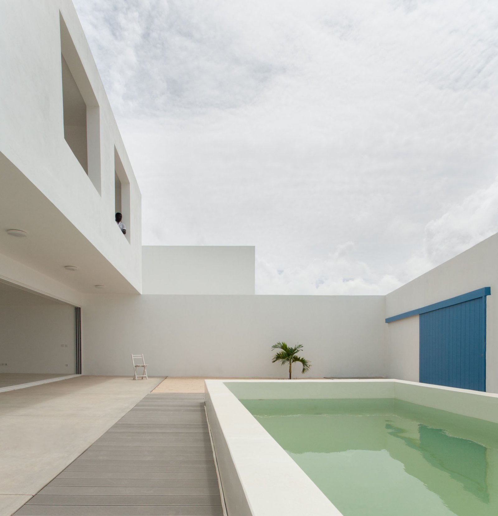 Jos&eacute; Adri&atilde;o Arquitectos &ndash; Casa en playa Estoril (Nuno Almendra) (23)