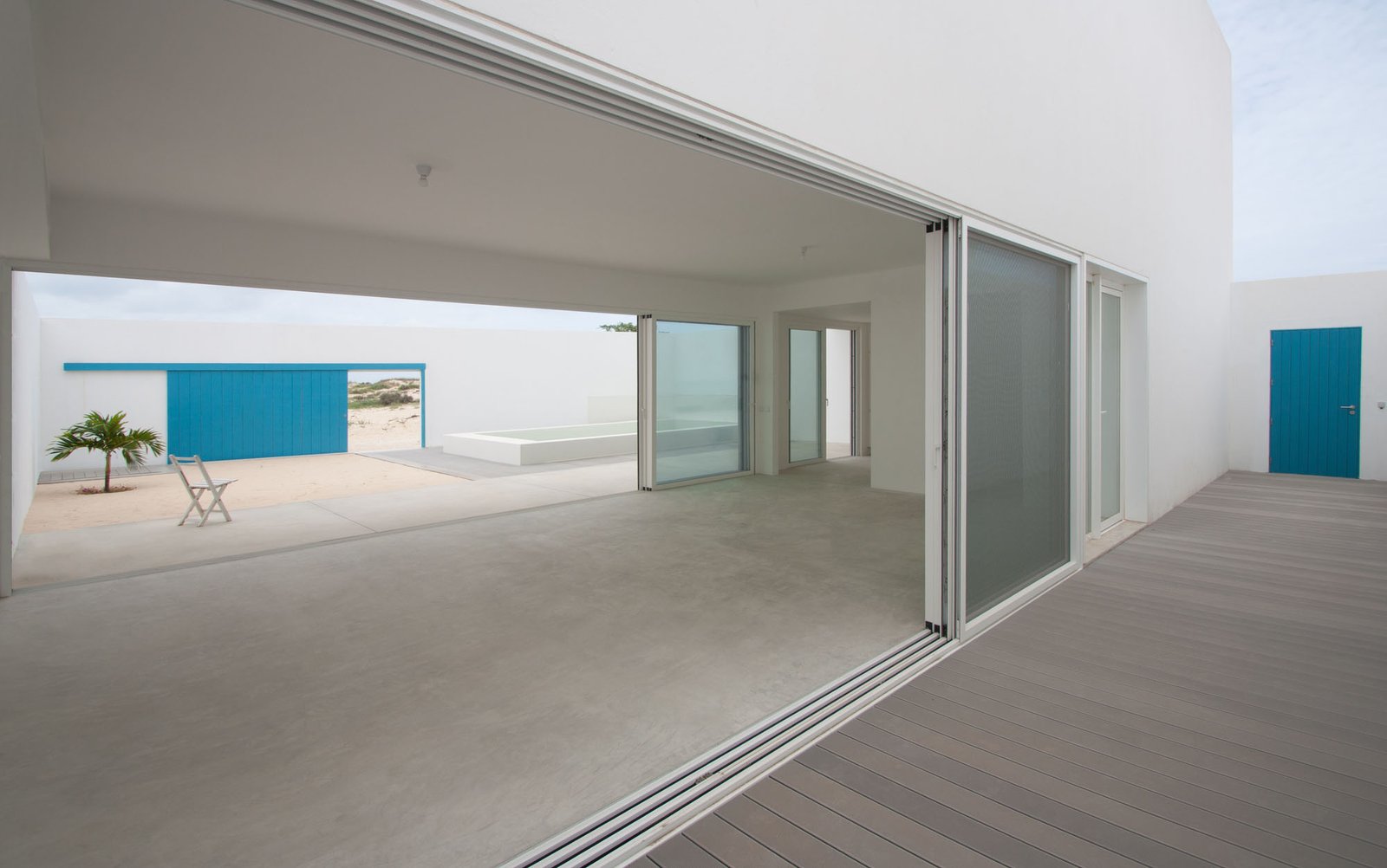 Jos&eacute; Adri&atilde;o Arquitectos &ndash; Casa en playa Estoril (Nuno Almendra) (24)