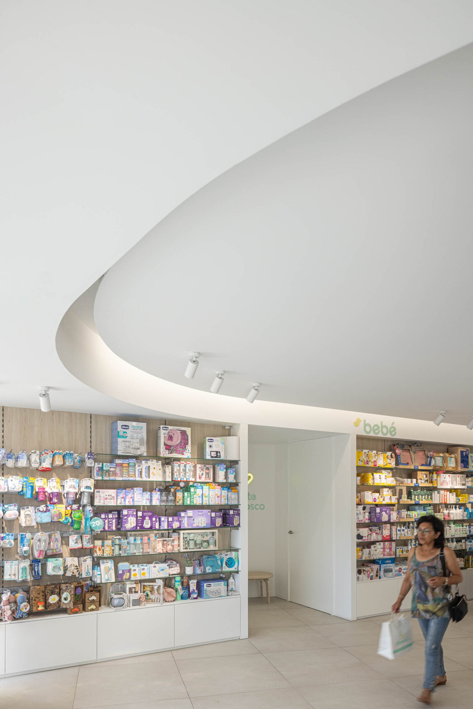 F&aacute;rmacia Devesas em Famalic&atilde;o com arquitetura Tsou Arquitetos