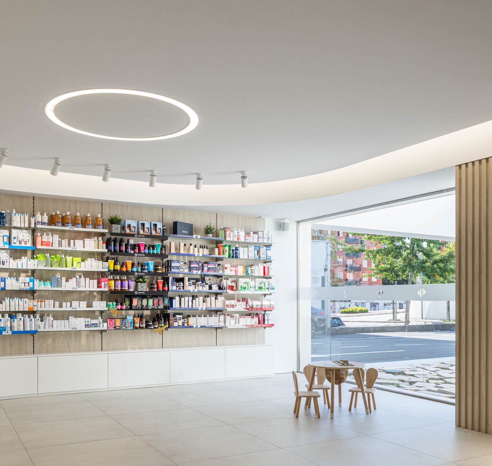 F&aacute;rmacia Devesas em Famalic&atilde;o com arquitetura Tsou Arquitetos