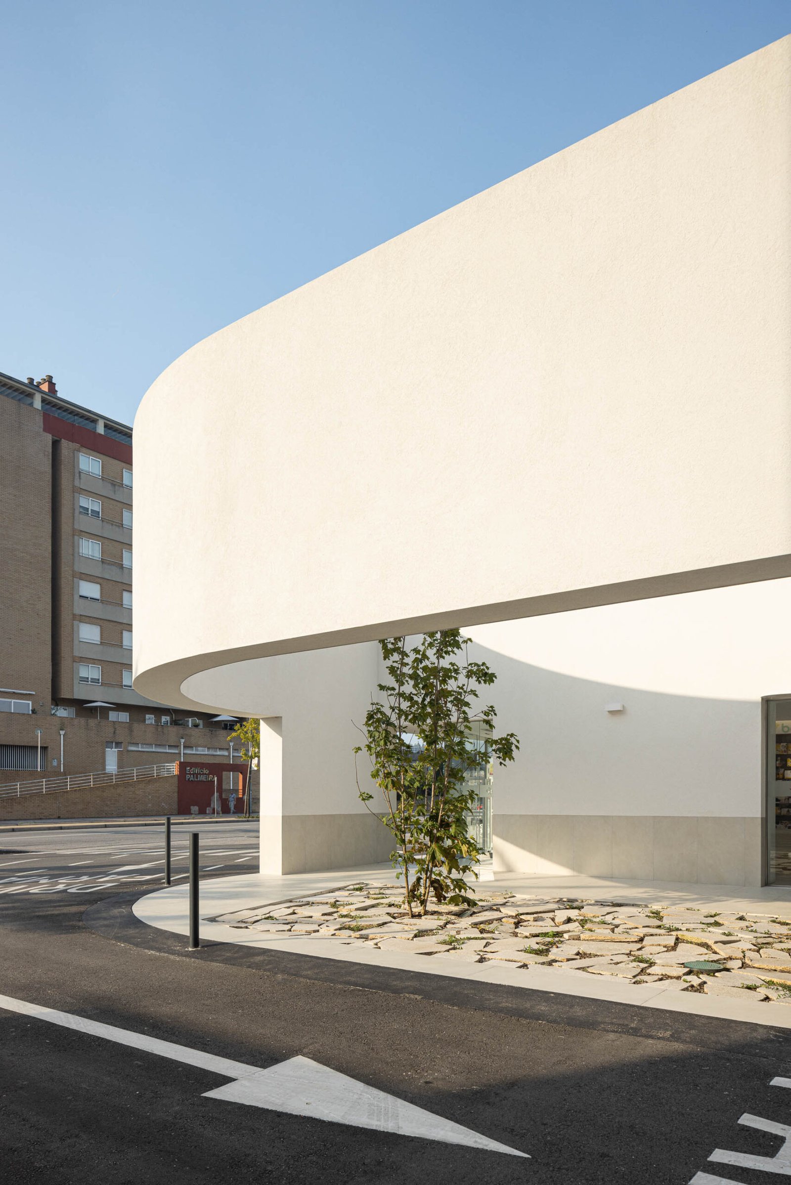 F&aacute;rmacia Devesas em Famalic&atilde;o com arquitetura Tsou Arquitetos