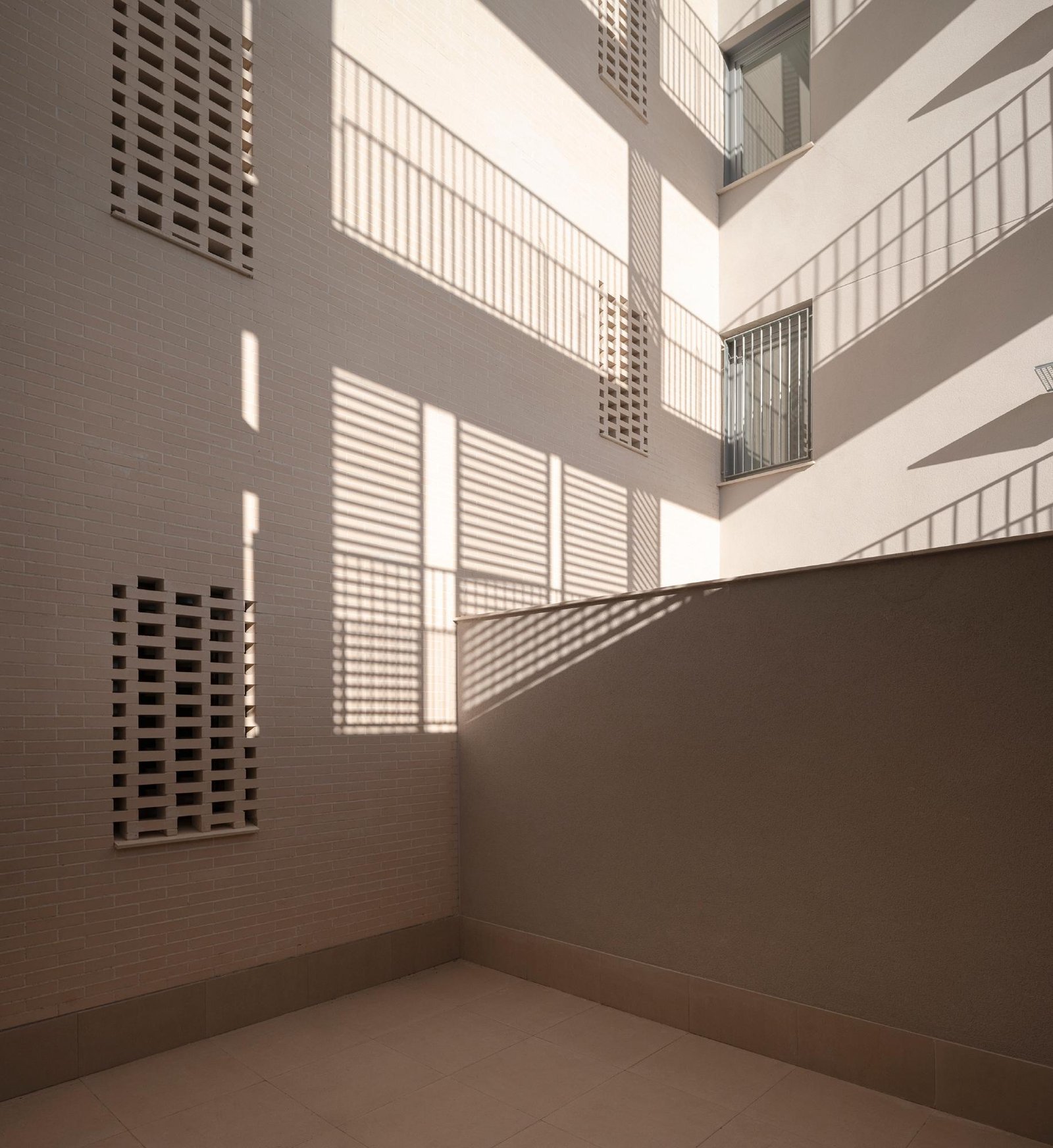 Studio Pr&aacute;ctica + Daroca Arquitectos &ndash; 125 Viviendas Sociales en Sevilla (Fernando Alda) AeB (21)