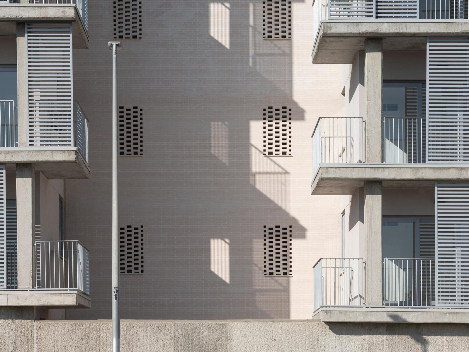 Studio Pr&aacute;ctica + Daroca Arquitectos &ndash; 125 Viviendas Sociales en Sevilla (Fernando Alda) AeB (24)