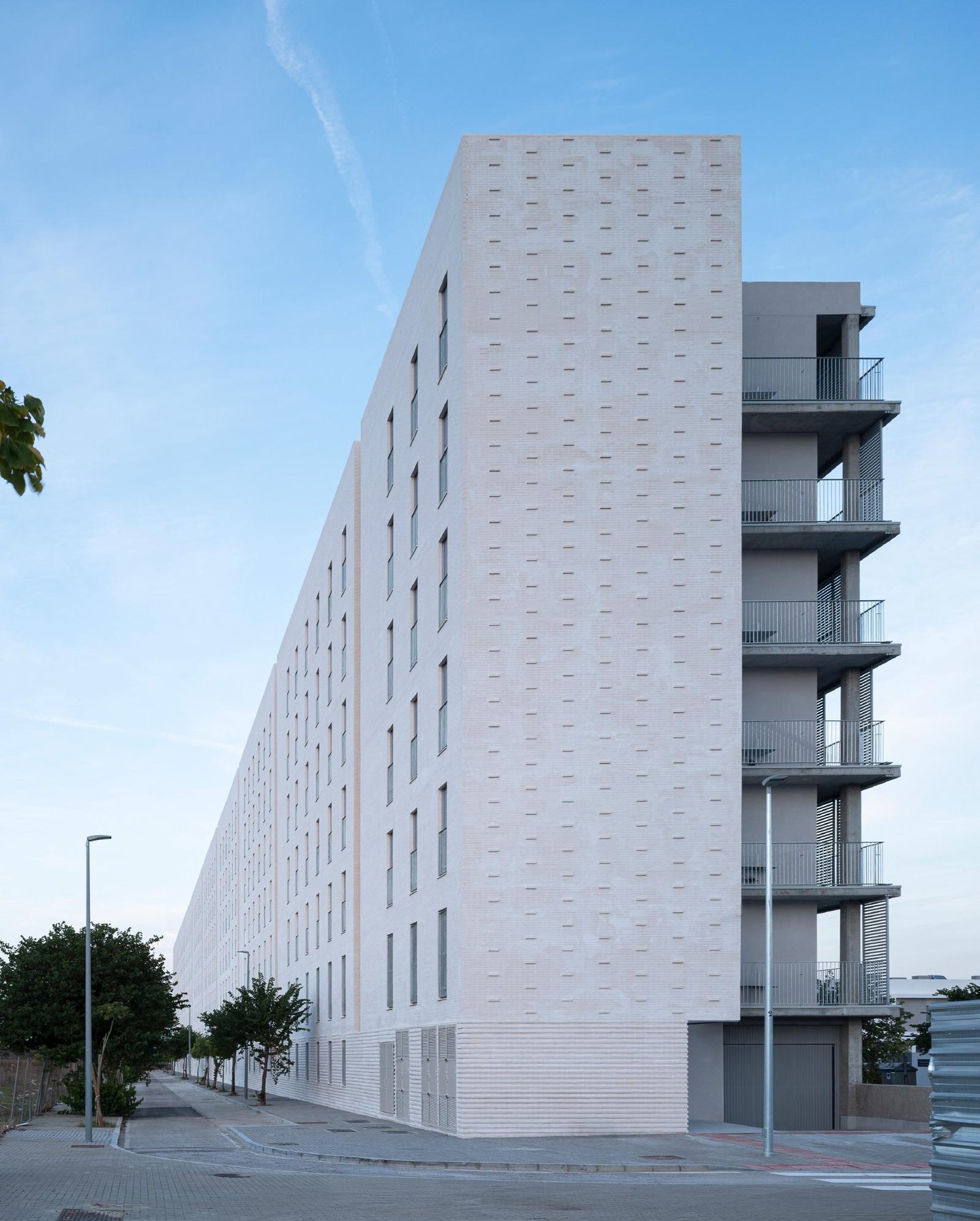 Studio Pr&aacute;ctica + Daroca Arquitectos &ndash; 125 Viviendas Sociales en Sevilla (Fernando Alda) AeB (30)
