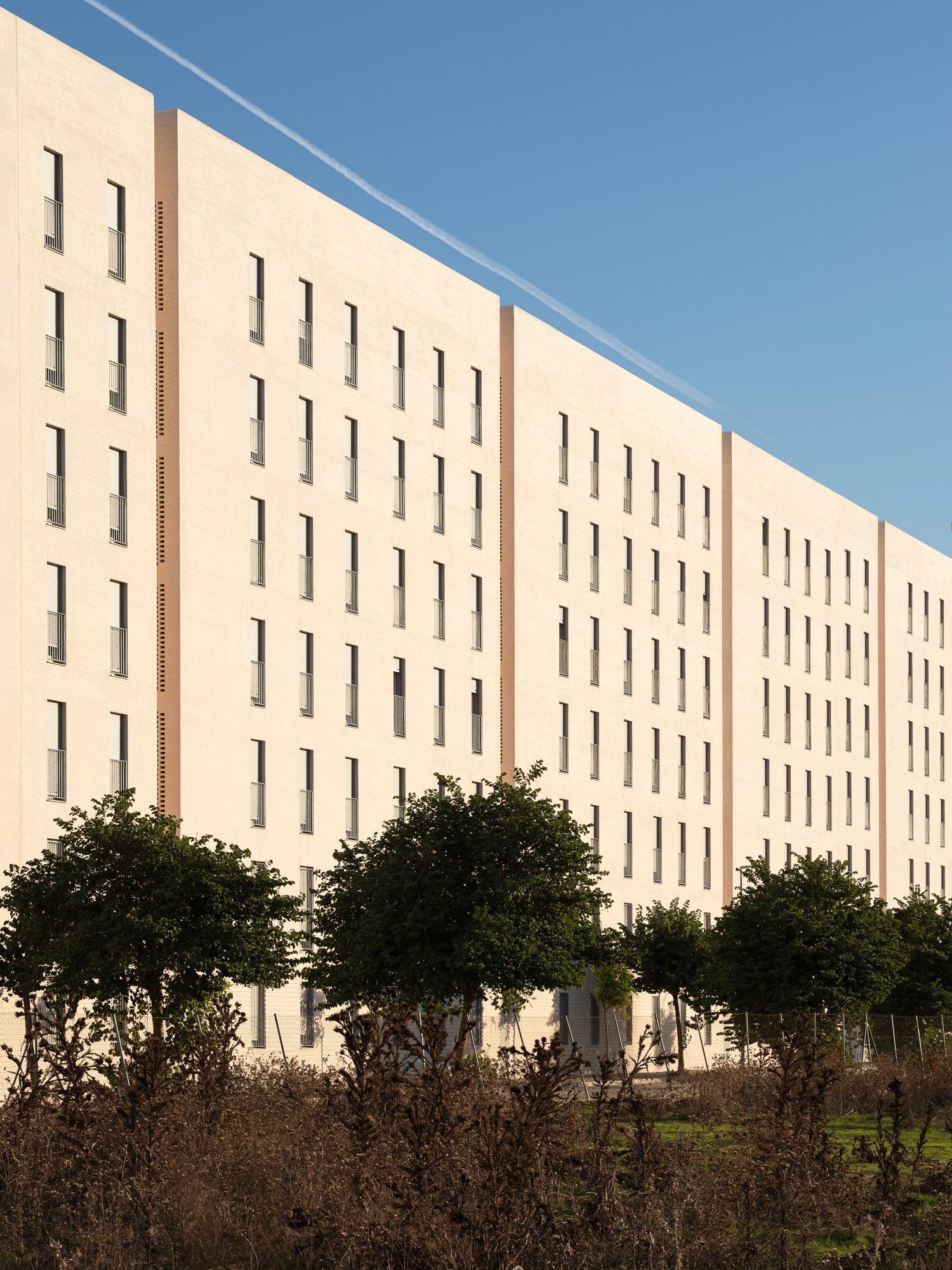 Studio Pr&aacute;ctica + Daroca Arquitectos &ndash; 125 Viviendas Sociales en Sevilla (Fernando Alda) AeB (33)