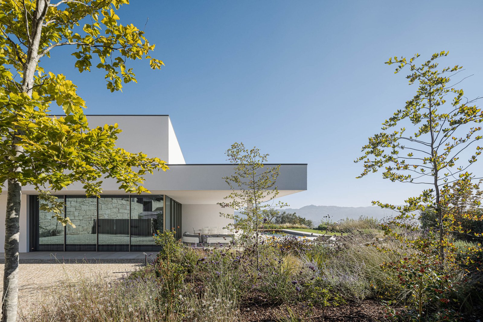 Casa Aurea com arquitetura Stu.dere e fotografia Ivo Tavares
