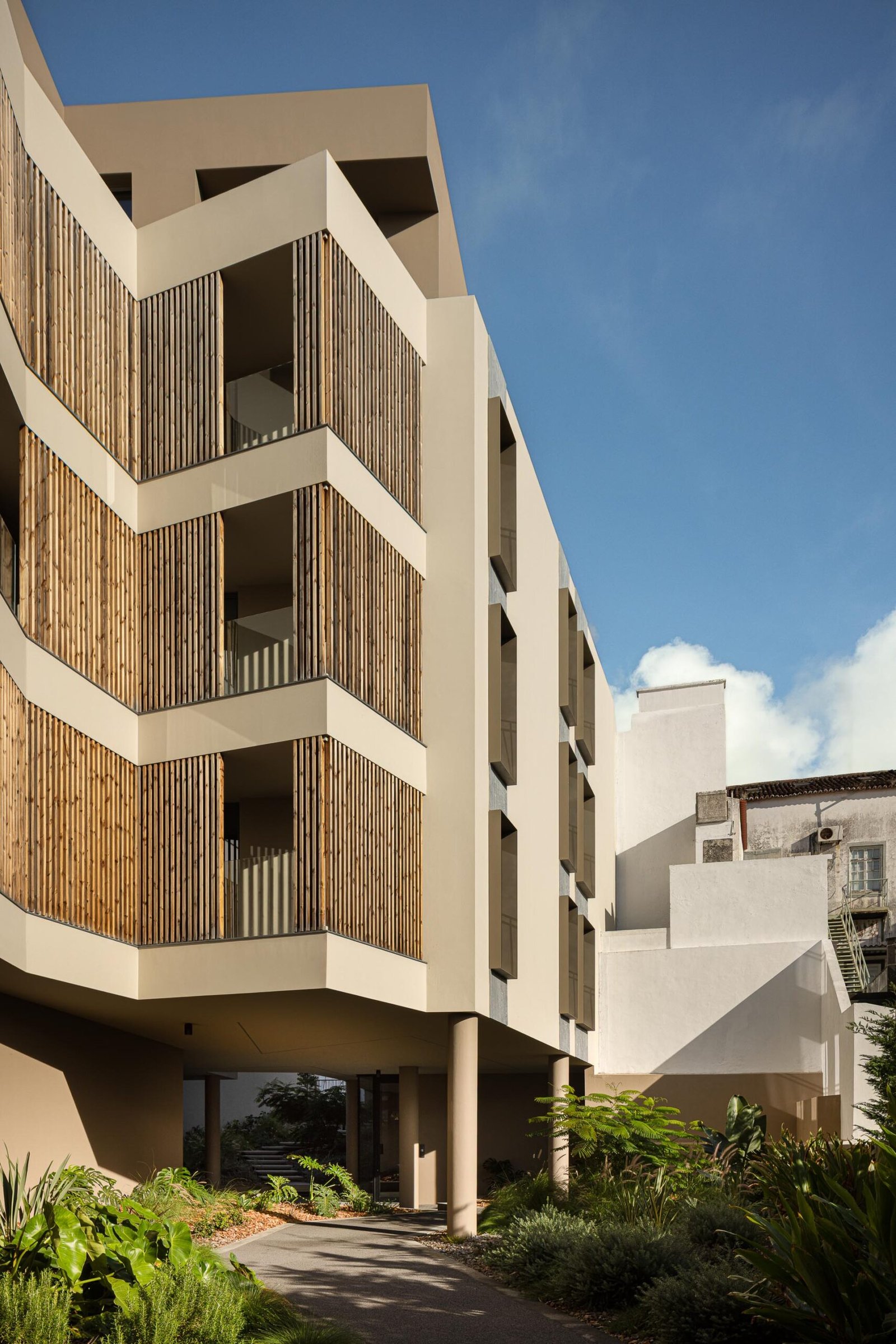 Edificio Ernesto do Canto arquitetura Box arquitectos e fotograf