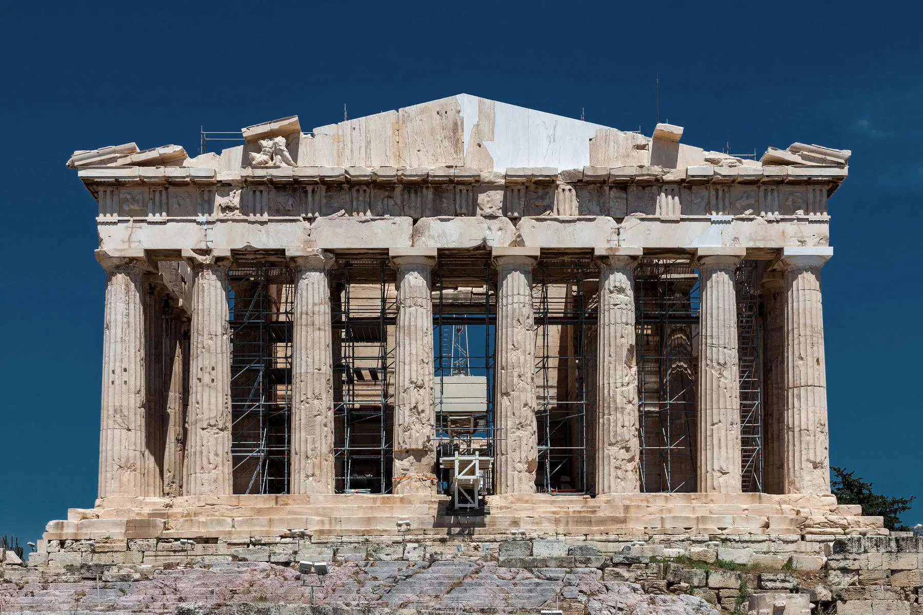 Acrópolis de Atenas el frontón occidental del Partenón vuelve a ser visible tras 220 años alzado