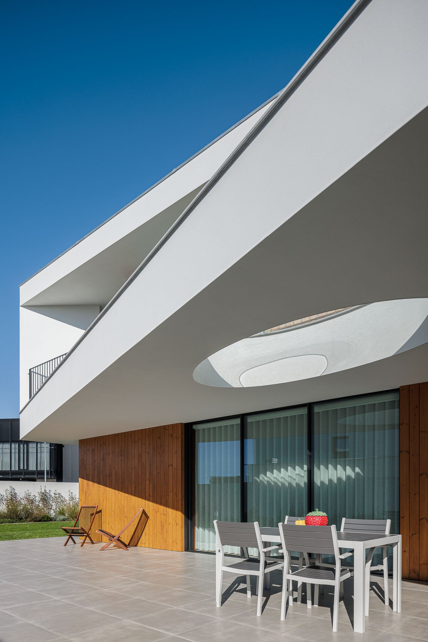 Casa RP em Santa Maria da Feira com Arquitectura Lopes da Costa