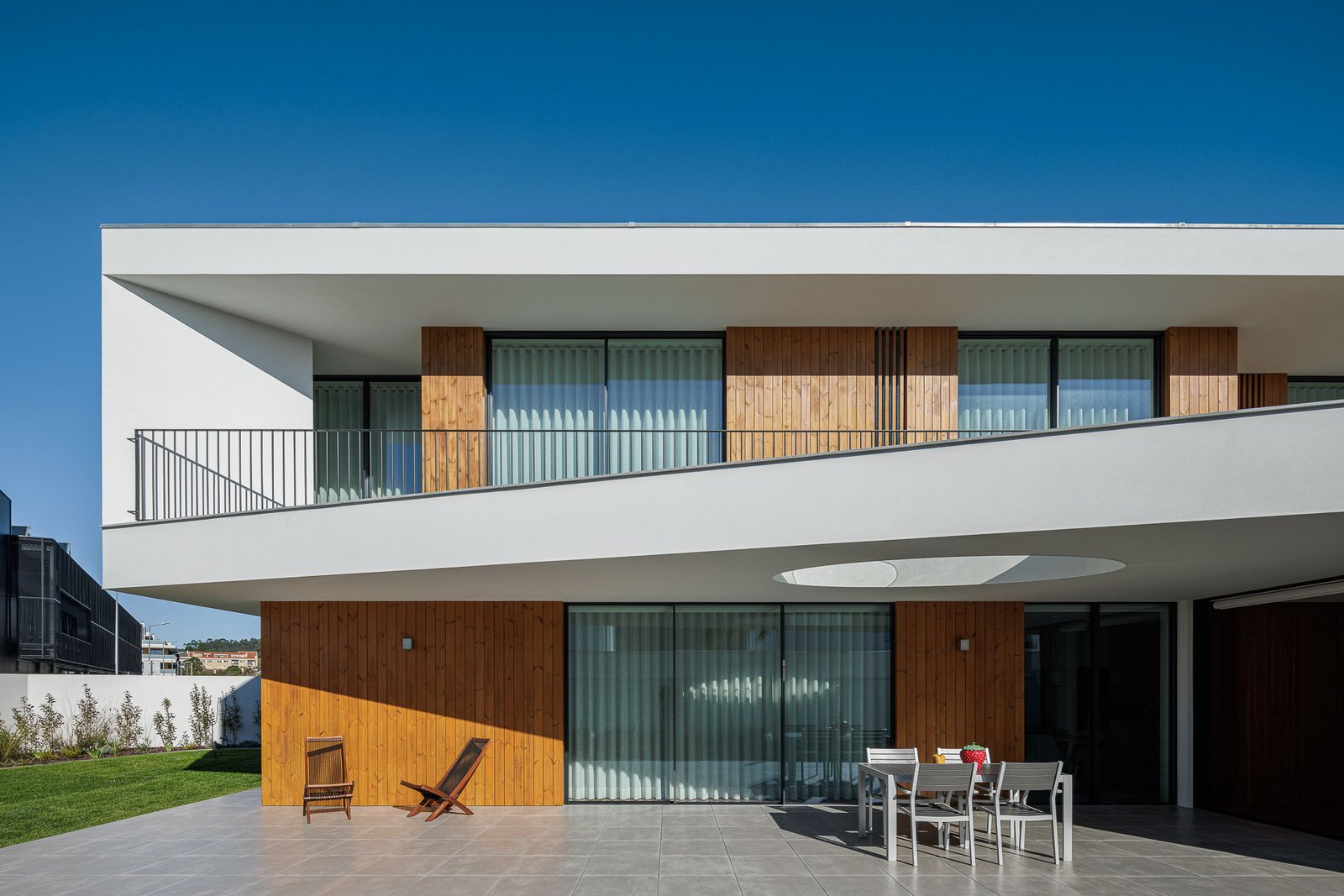 Casa RP em Santa Maria da Feira com Arquitectura Lopes da Costa