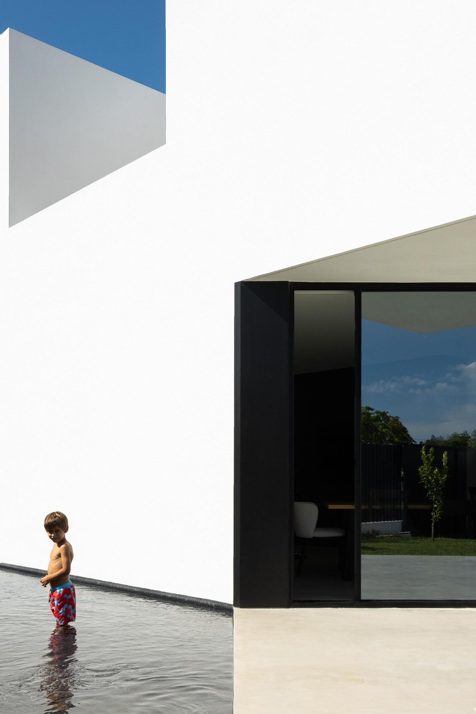 Casa DR com Arquitectura NMDarq e fotografias de Ivo Tavares