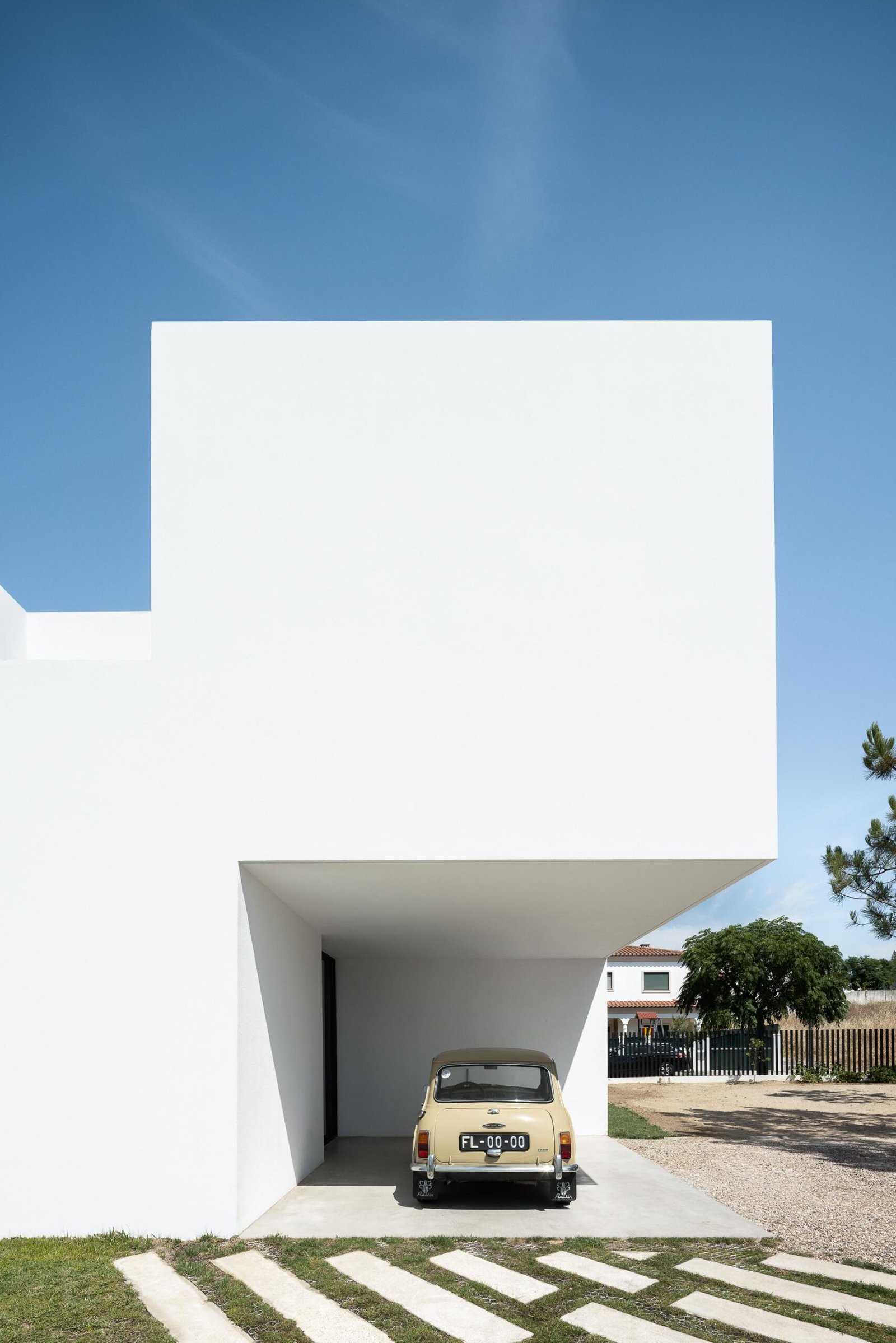 Casa DR com Arquitectura NMDarq e fotografias de Ivo Tavares