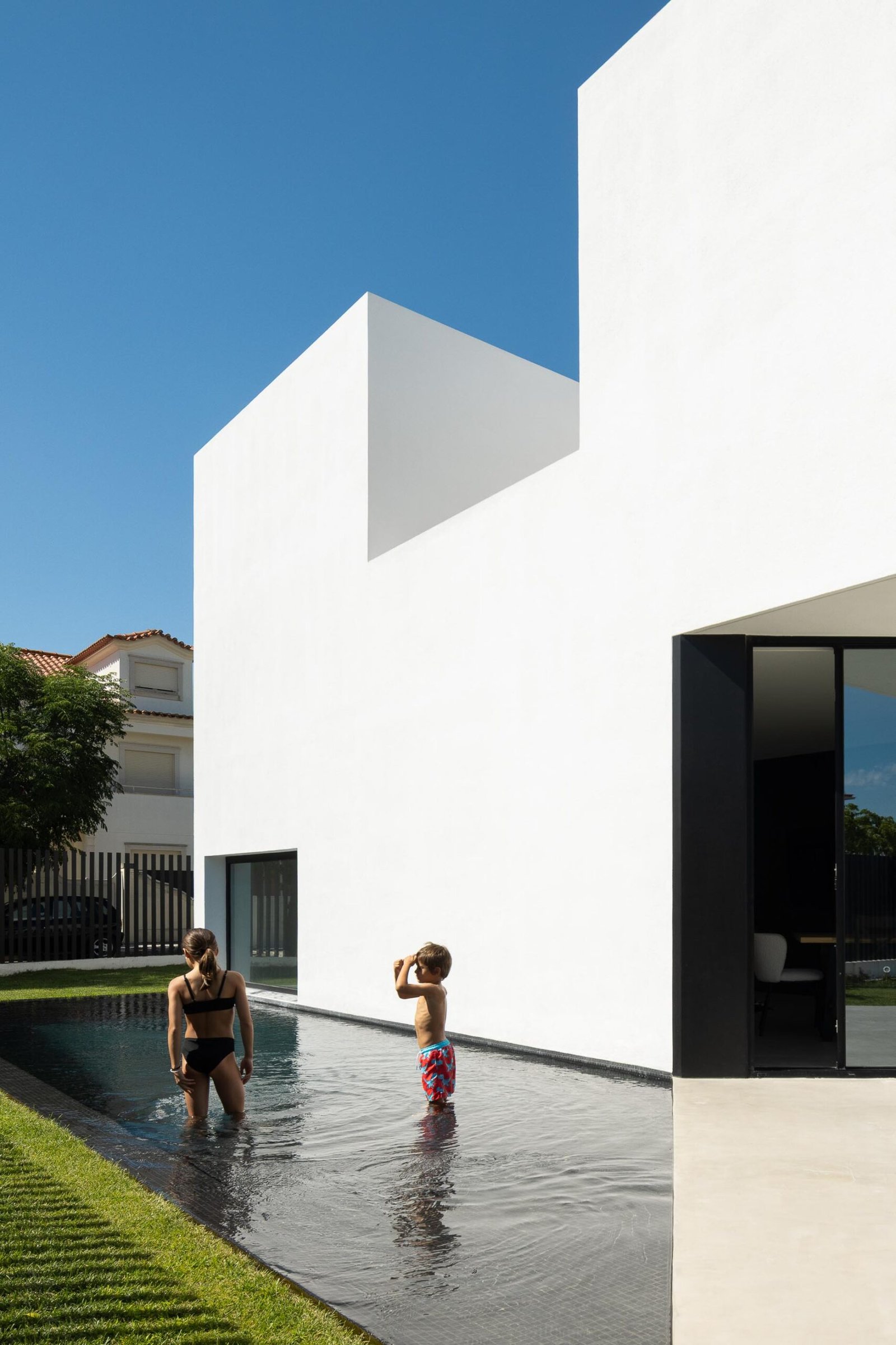 Casa DR com Arquitectura NMDarq e fotografias de Ivo Tavares
