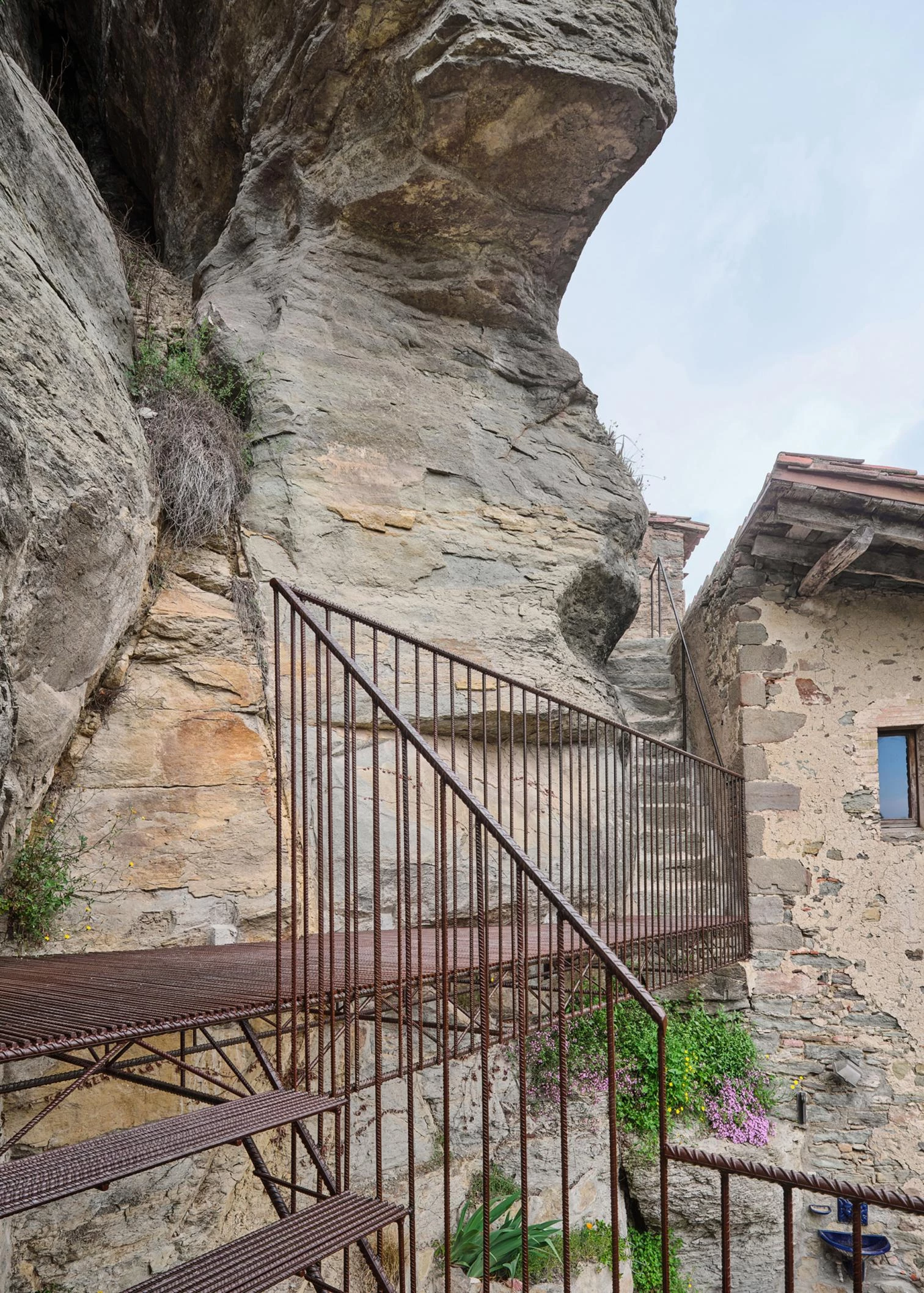Can Saltiri. Recuperación del acceso al Castillo de Rupit, en Barcelona, de Carles Enrich Studio