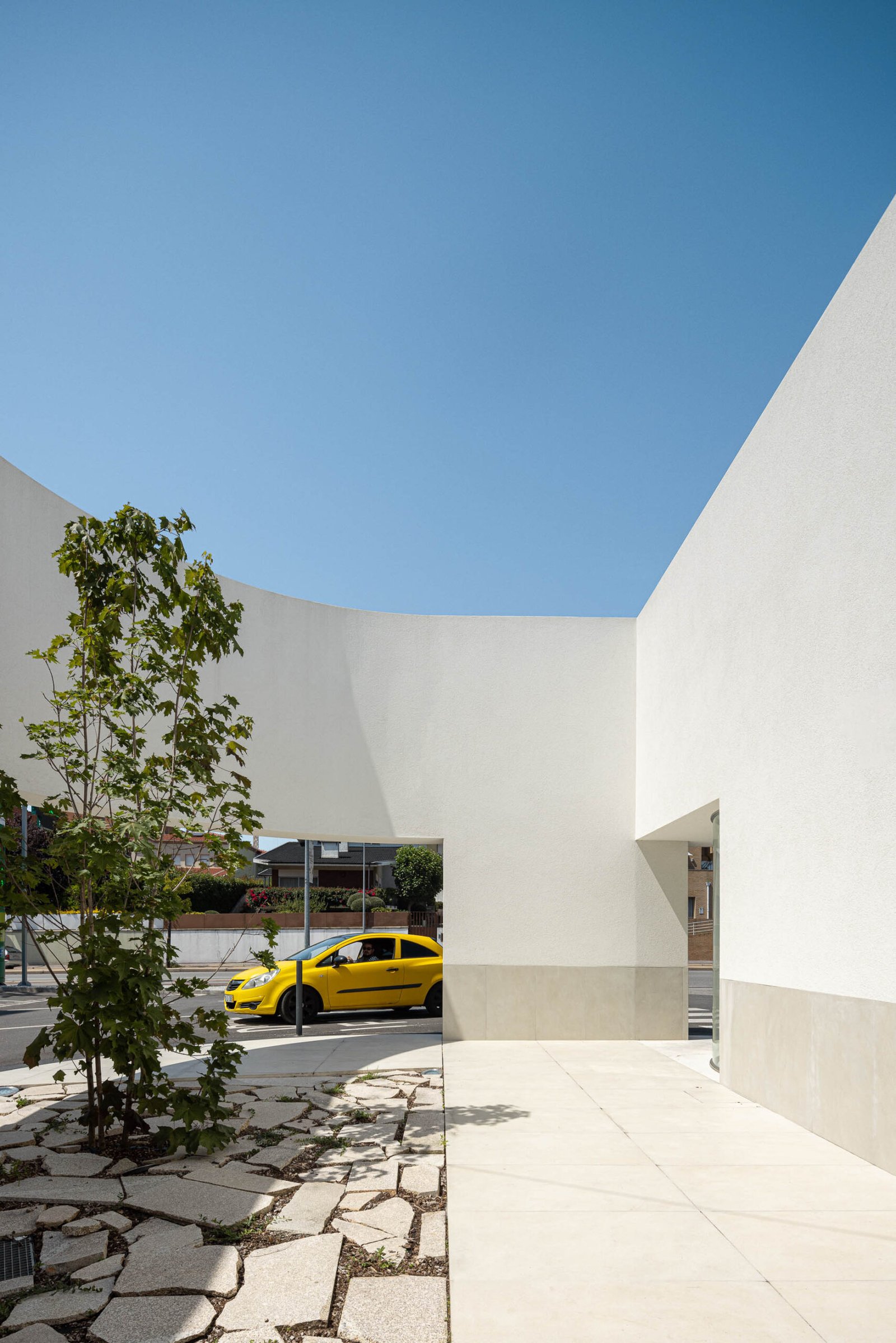 Fármacia Devesas em Famalicão com arquitetura Tsou Arquitetos
