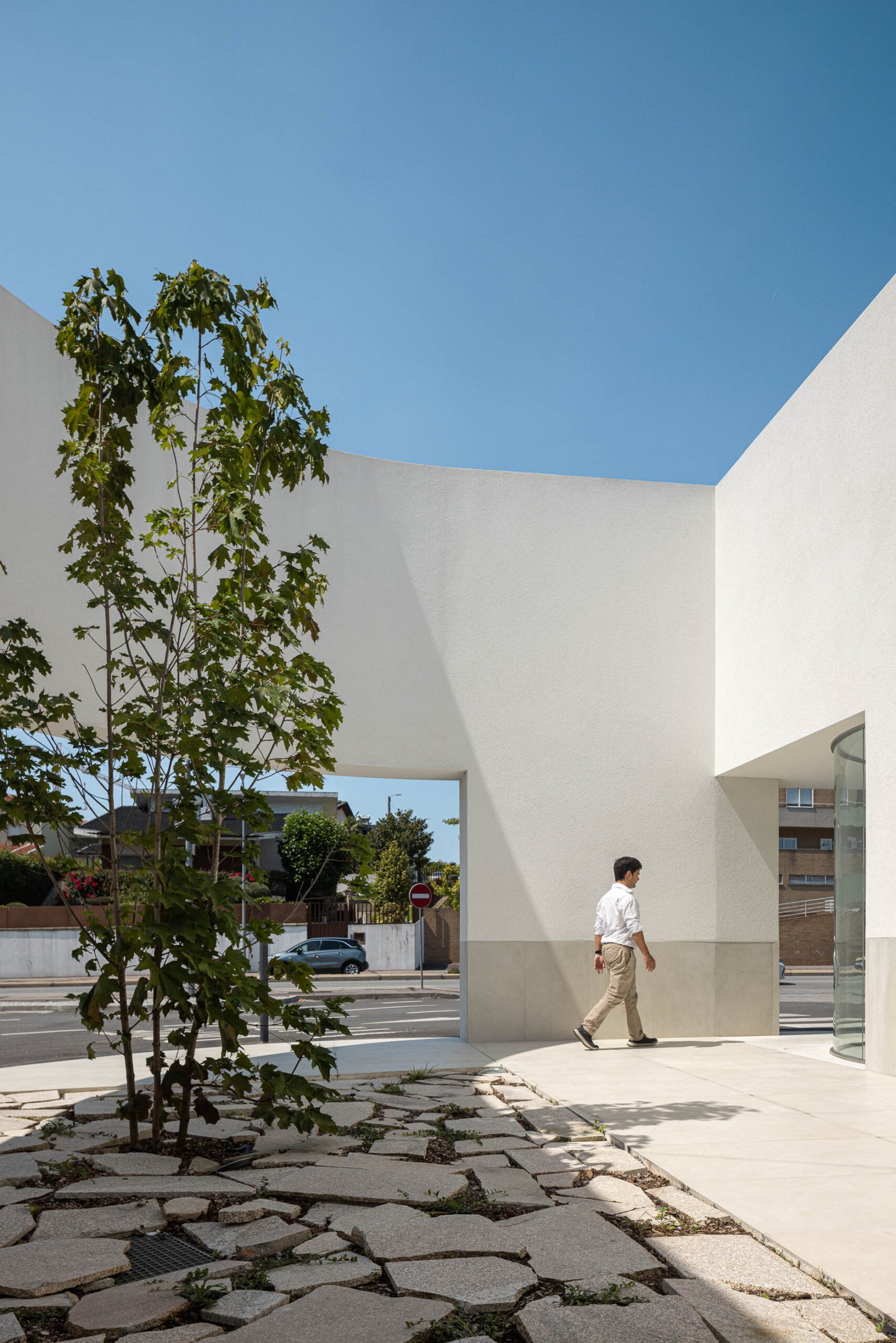 Fármacia Devesas em Famalicão com arquitetura Tsou Arquitetos