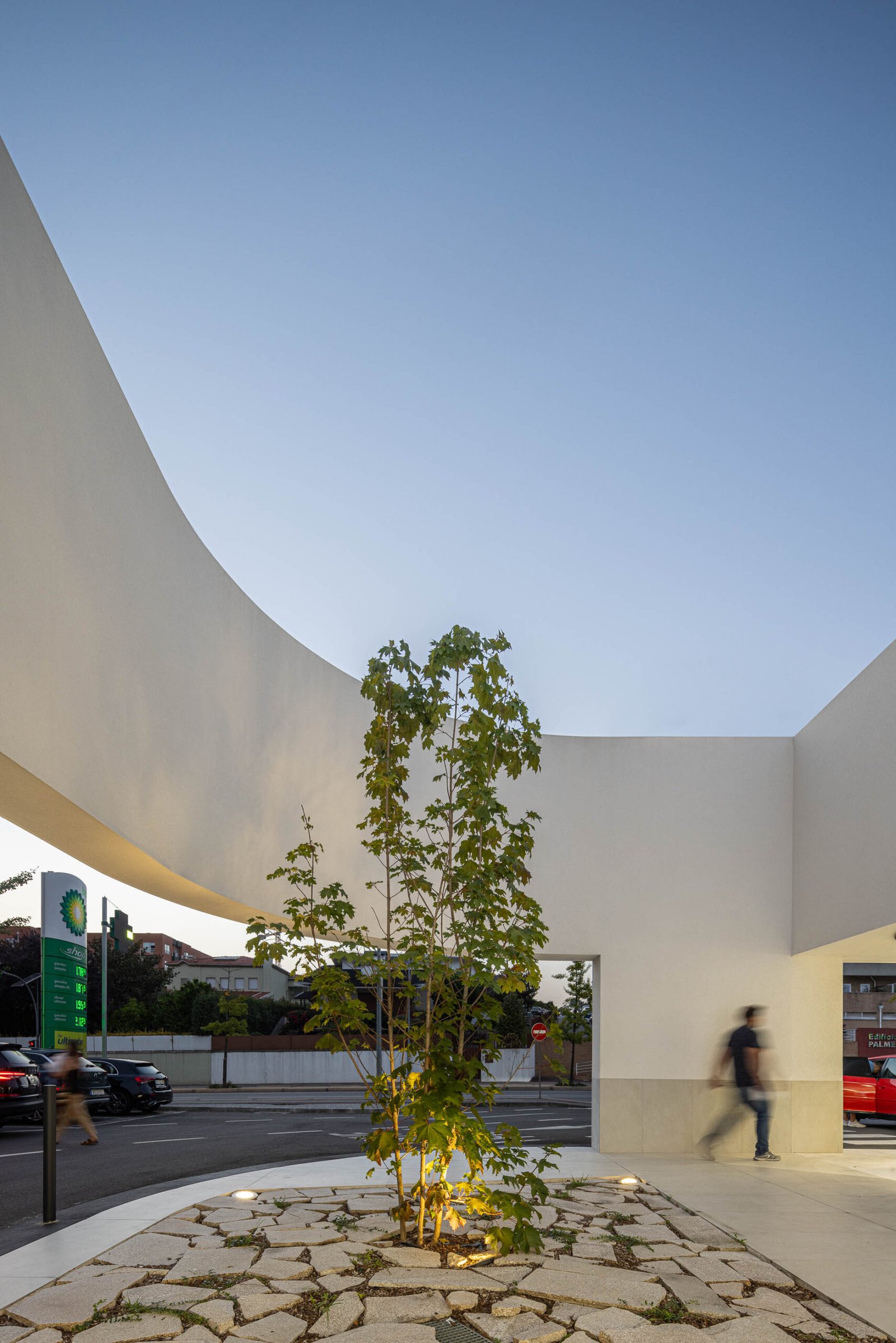Fármacia Devesas em Famalicão com arquitetura Tsou Arquitetos