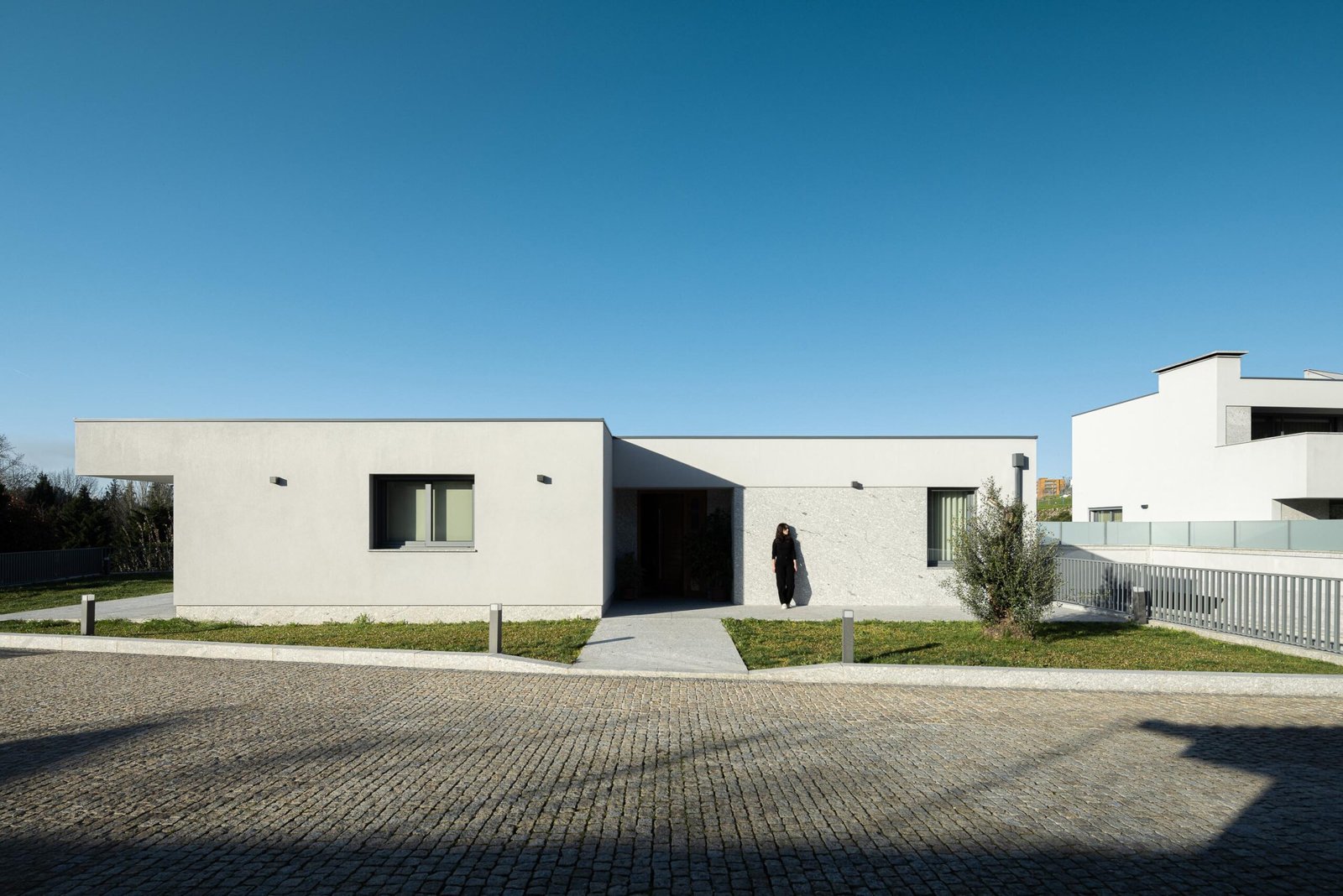 Duas Casas em Guimarães arquitetura Félix Arquitectos e fotografia Ivo Tavares