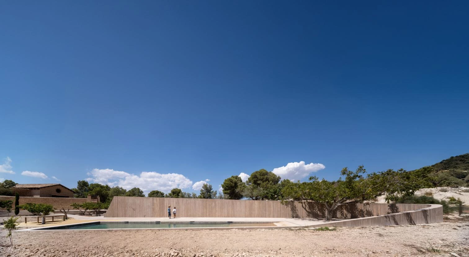 Pabellón de servicios y alberca en Tibi (Alicante)