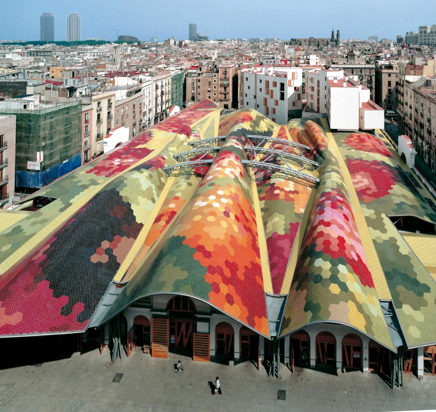 Restauración del Mercado de Santa Caterina, en Barcelona, obra de Miralles Tagliabue – EMBT