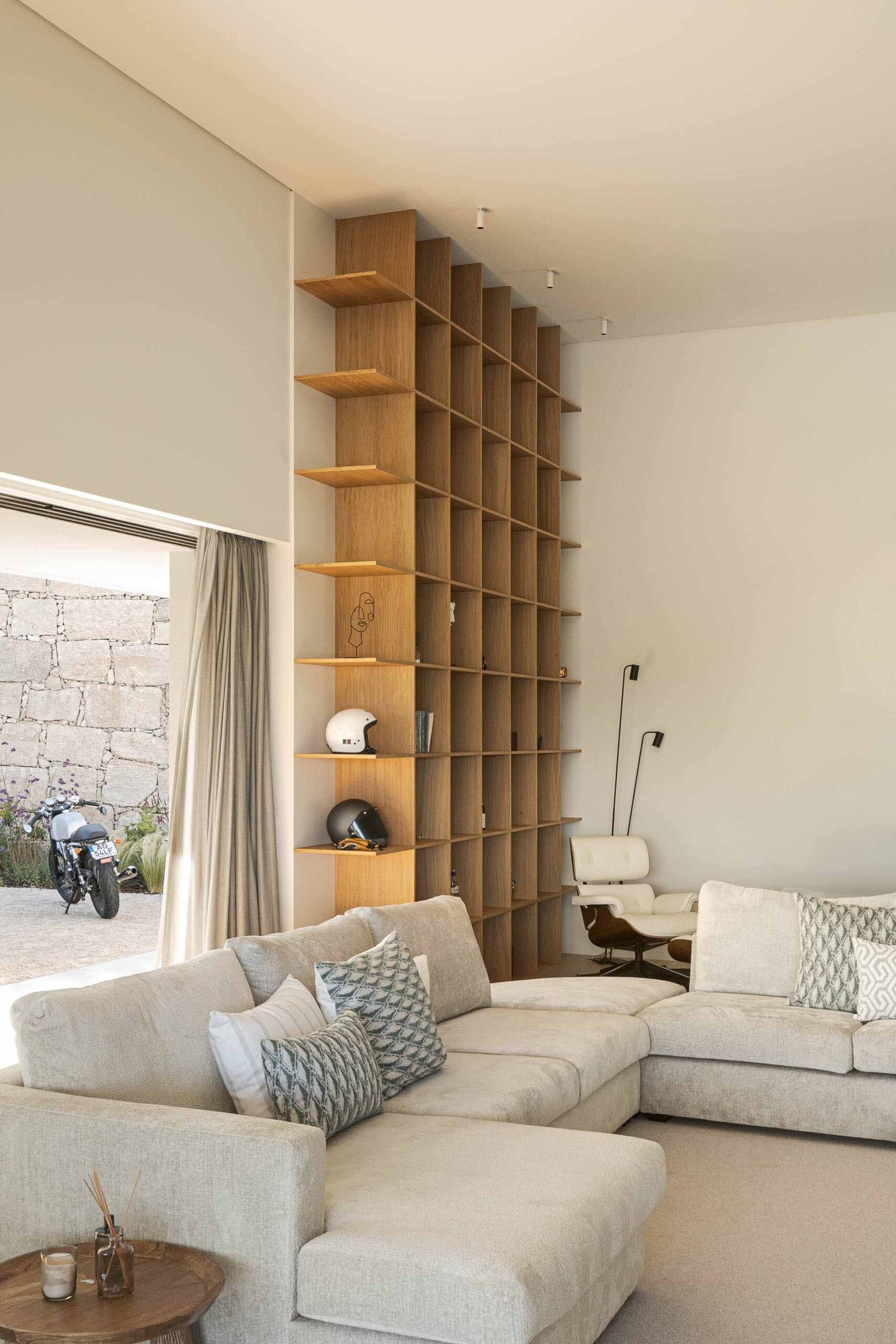 Casa Aurea com arquitetura Stu.dere e fotografia Ivo Tavares