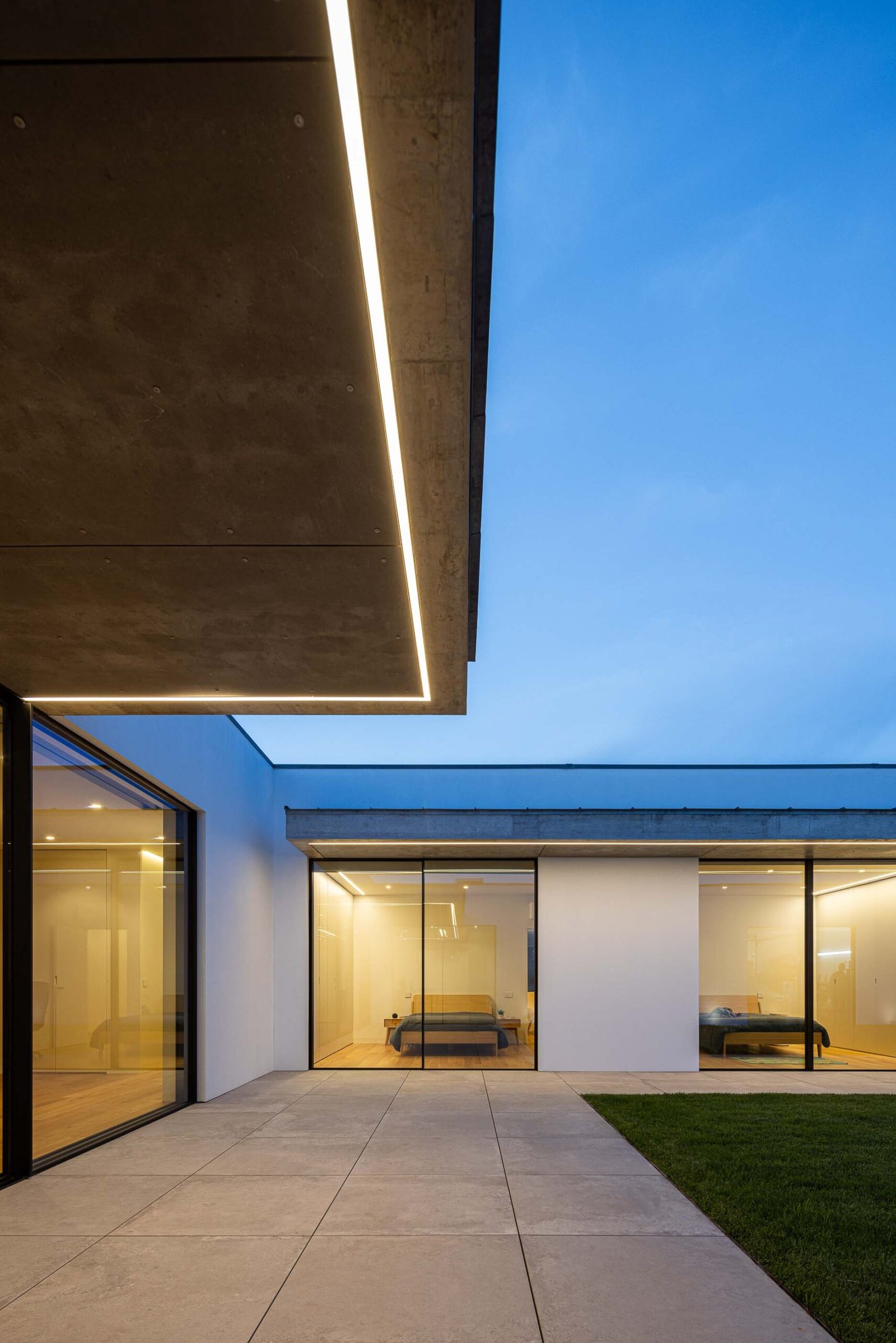 CS House com arquitetura WALLA e fotografia Ivo Tavares