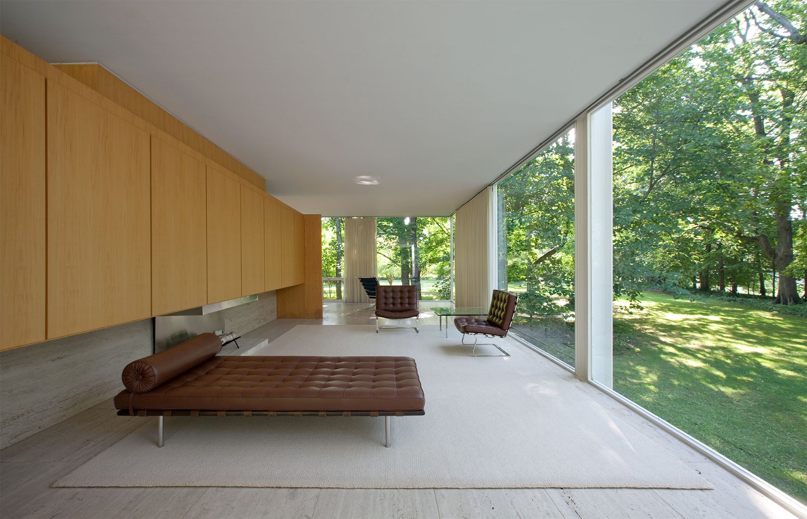 Interior di&aacute;fano de la Casa Farnsworth con n&uacute;cleo central revestido de madera
