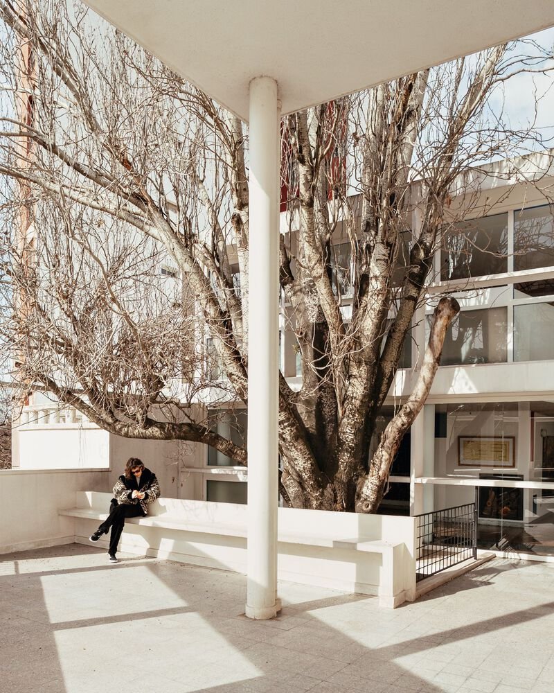Rampa blanca y patio de la Casa Curutchet.