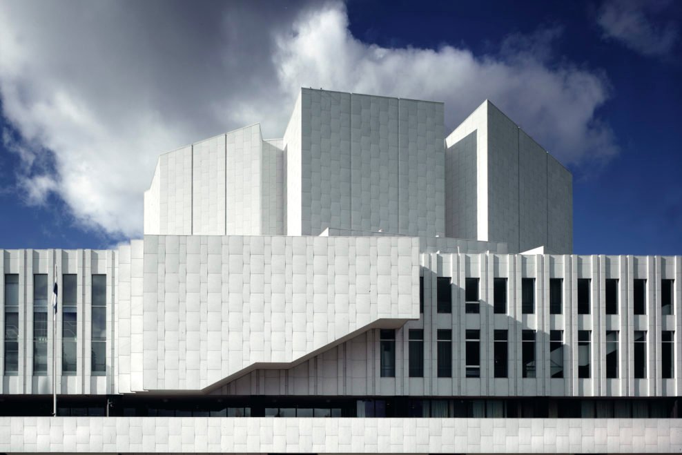 Fachada blanca de Finlandia Hall junto al parque y la bahía de Töölö en Helsinki.