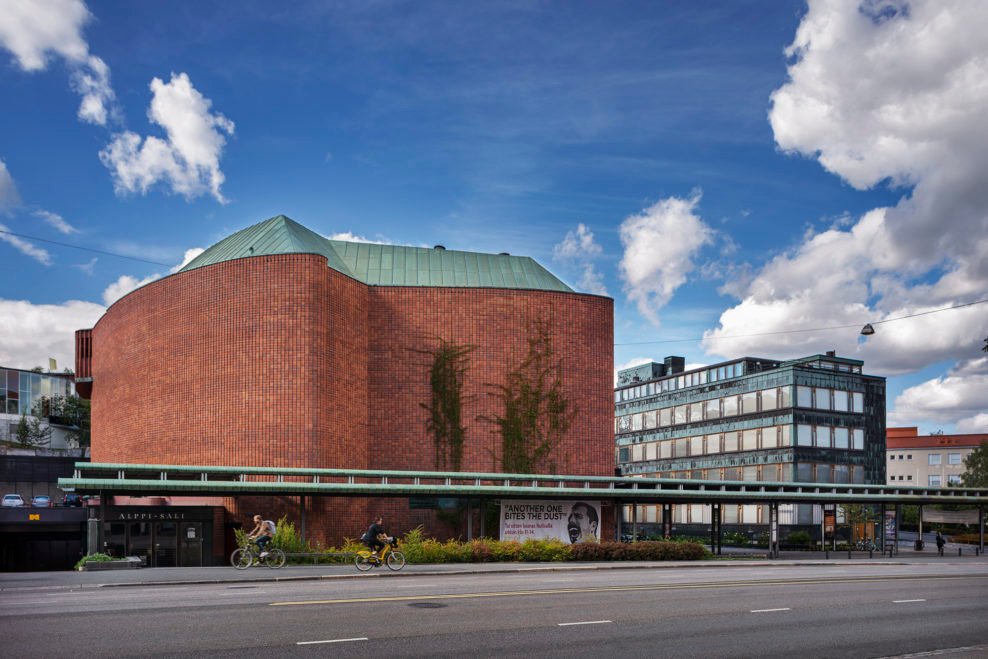 Volumen curvo de ladrillo y marquesina de cobre de la Casa de la Cultura de Helsinki.
