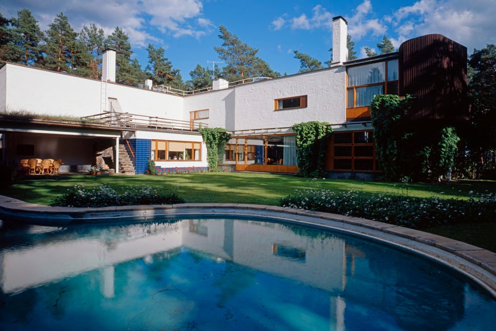 Exterior de Villa Mairea con terrazas de madera y jardín en Noormarkku.