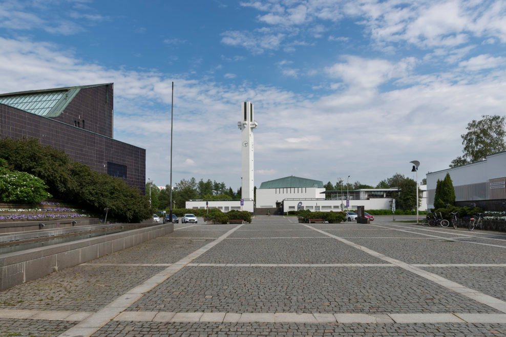 Plaza del centro cívico de Seinäjoki con la iglesia, su torre y los edificios públicos.