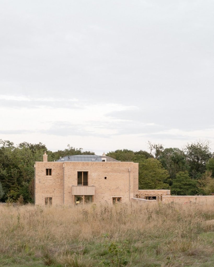 Sergison-Bates-.-High-Beach-villa-.-Epping-Forest-Johan-Dehlin-afasia-1-819×1024