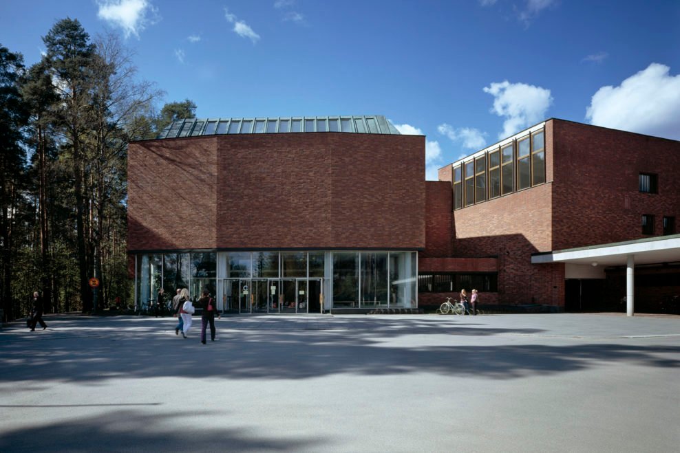 Edificios de ladrillo rojo del campus Aalto alrededor del campo central de Jyväskylä.