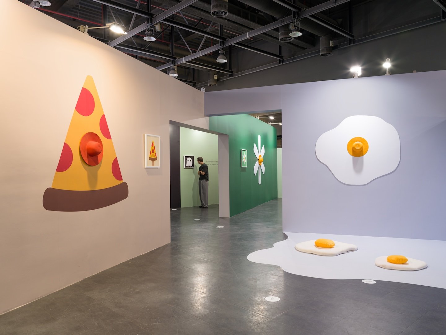 Vista general de la exposici&oacute;n Un Mundo de Maravillas de Anna Dev&iacute;s y Daniel Rueda en Taip&eacute;i