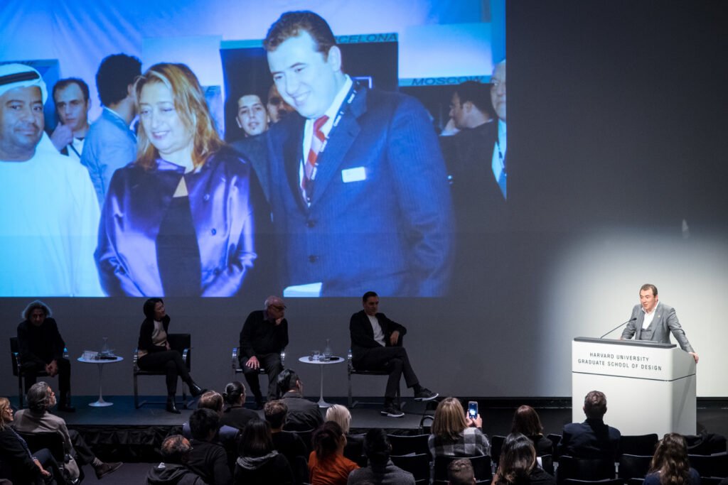 Elia Zenghelis durante el homenaje a Zaha Hadid en Harvard GSD