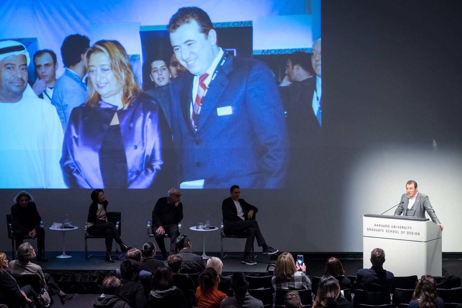 Elia Zenghelis durante el homenaje a Zaha Hadid en Harvard GSD